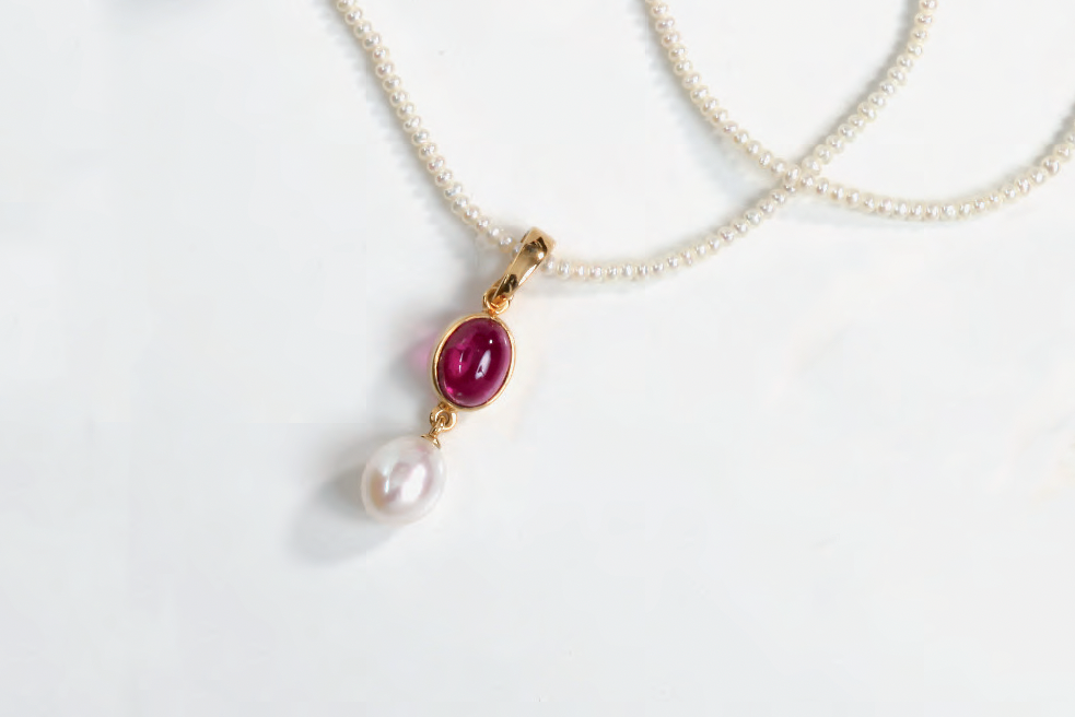 Zarter Ahänger mit Rubellit und Süßwasserperle