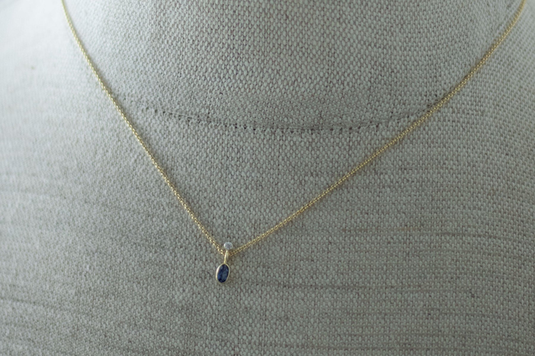 Feine minimalistische 585 Goldkette mit Saphir/Brillant Anhänger