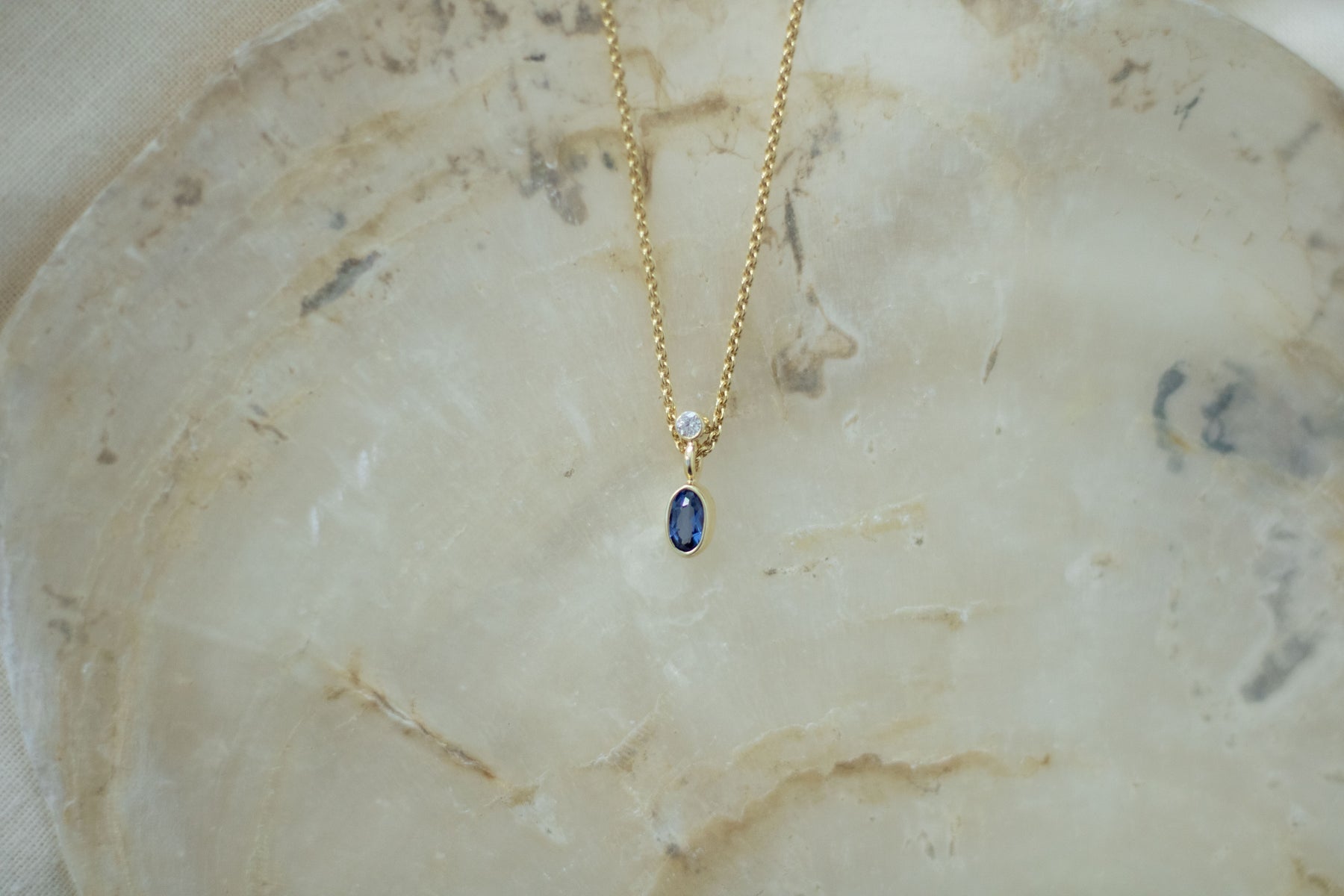Feine minimalistische 585 Goldkette mit Saphir/Brillant Anhänger