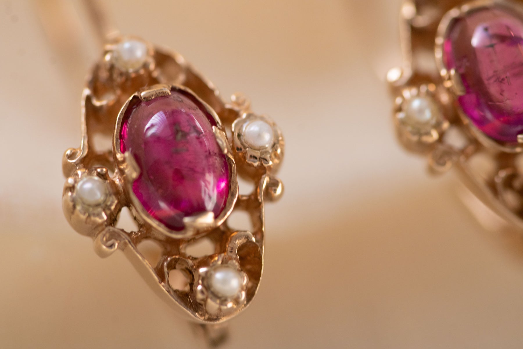 Verspielte Jugendstil Ohrbügel mit Rubellit und Brillanten