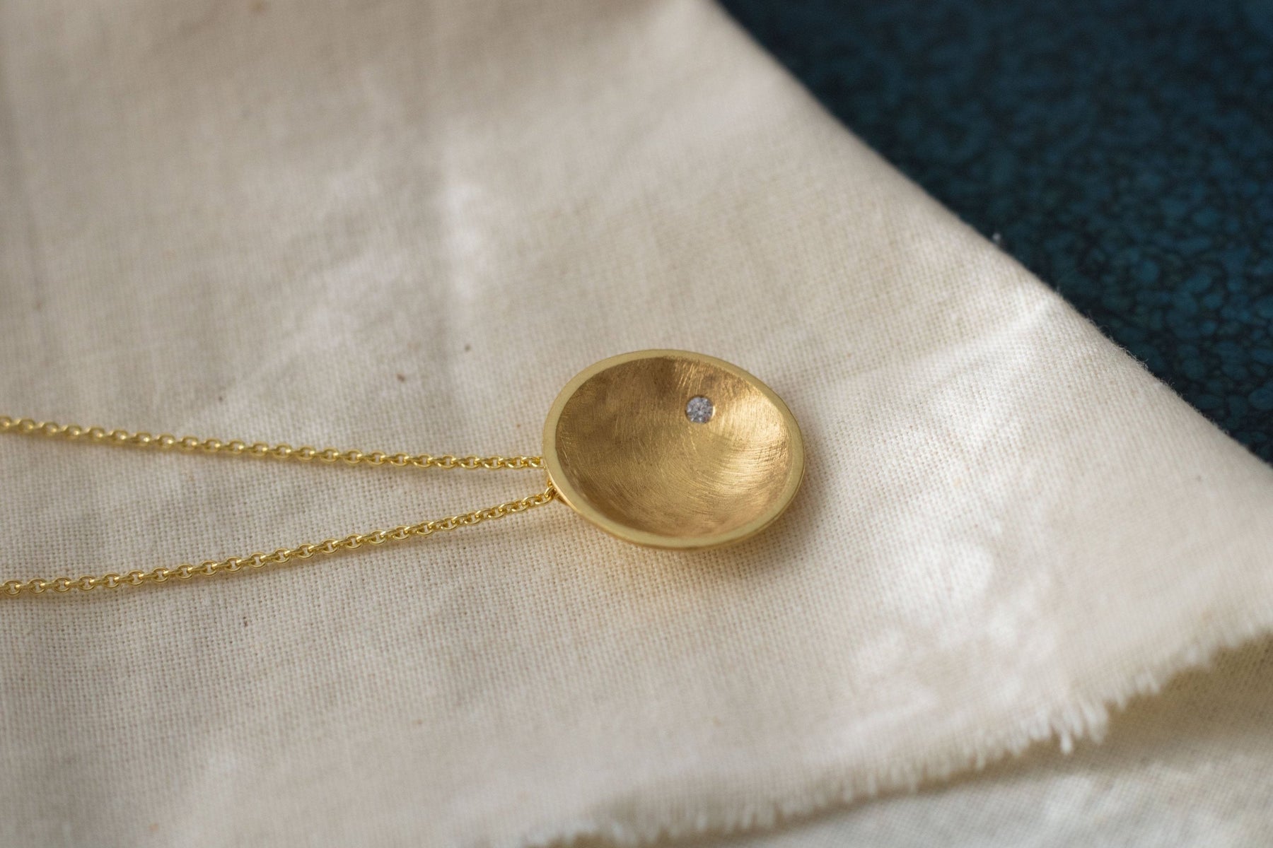 Luxuriöses Collier gebürstete gewölbte Schale mit Brillant