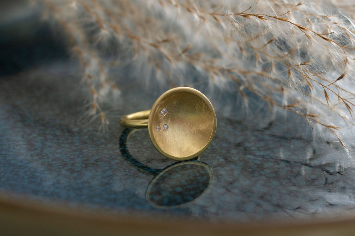 Ausgefallener Goldring mit gewölbter Schale und Brillanten