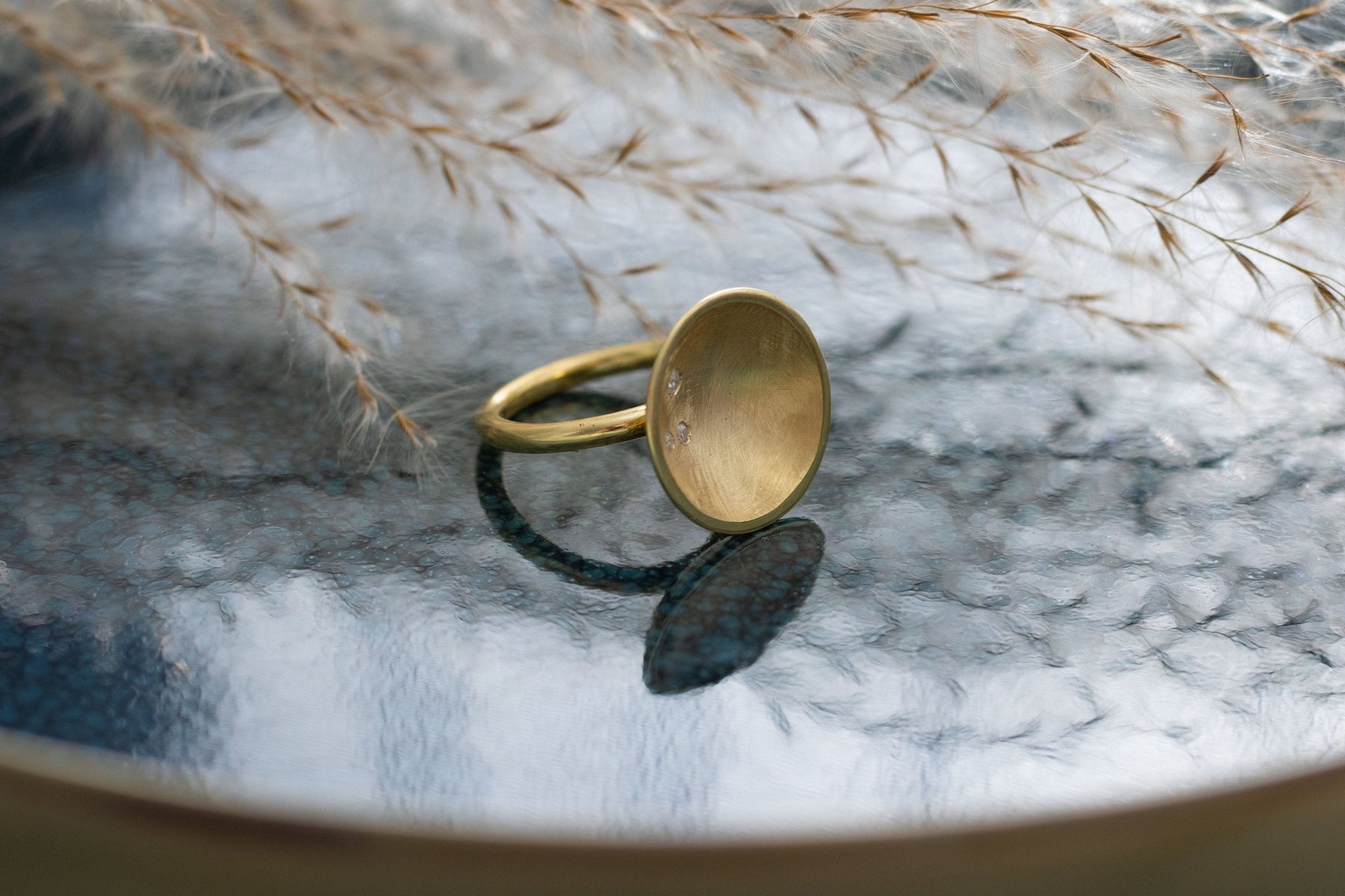 Ausgefallener Goldring mit gewölbter Schale und Brillanten