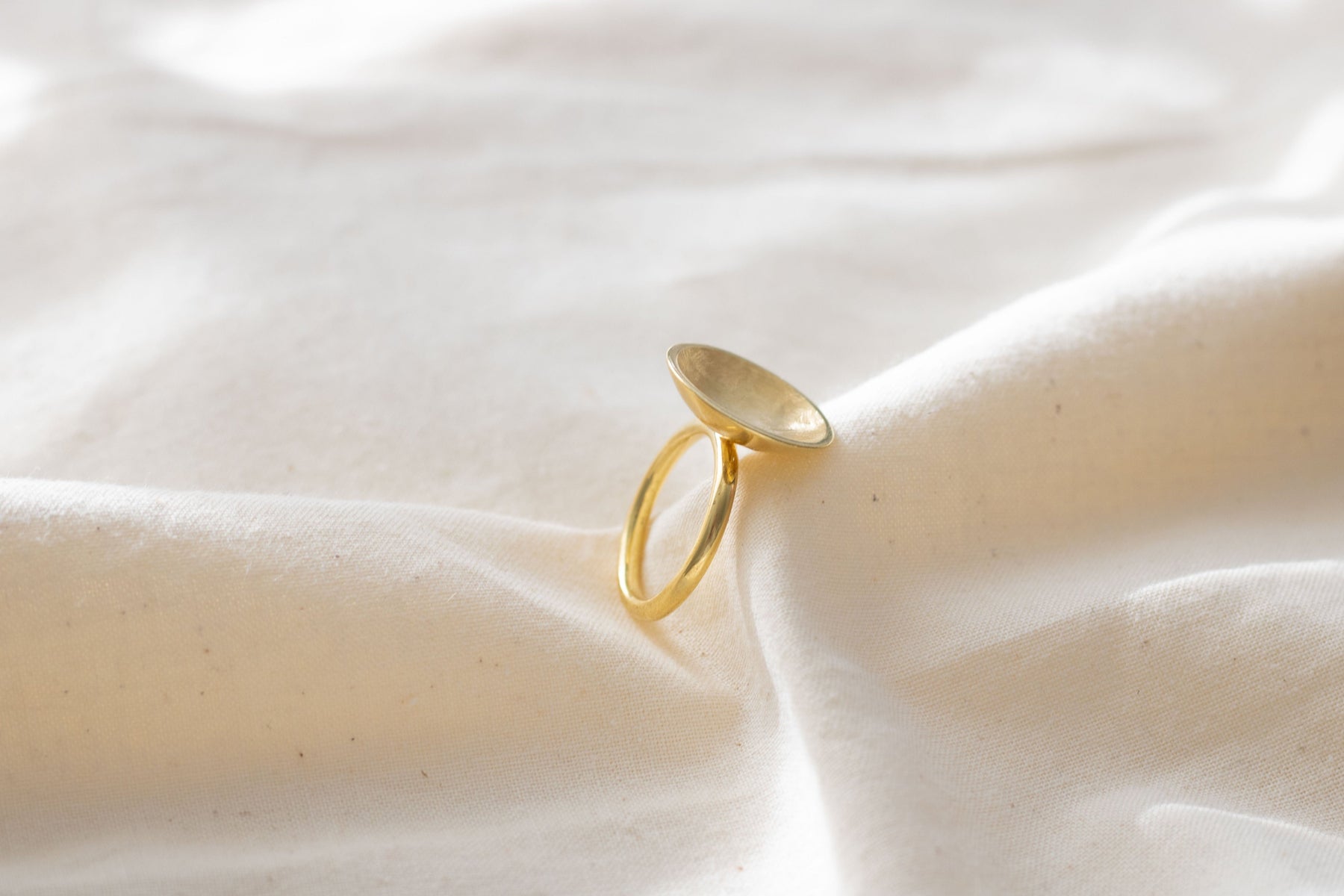 Ausgefallener Goldring mit gewölbter Schale und Brillanten