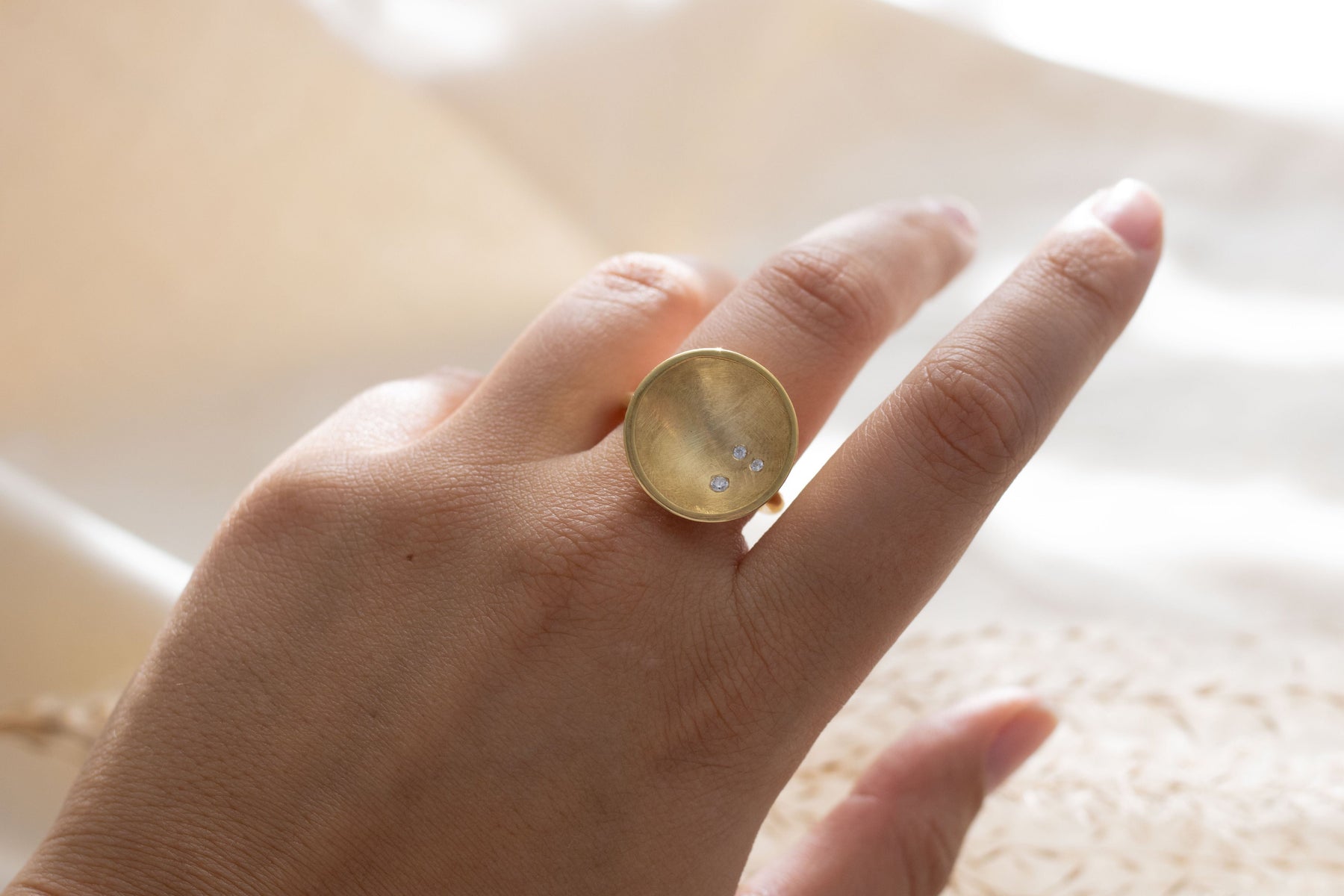 Ausgefallener Goldring mit gewölbter Schale und Brillanten