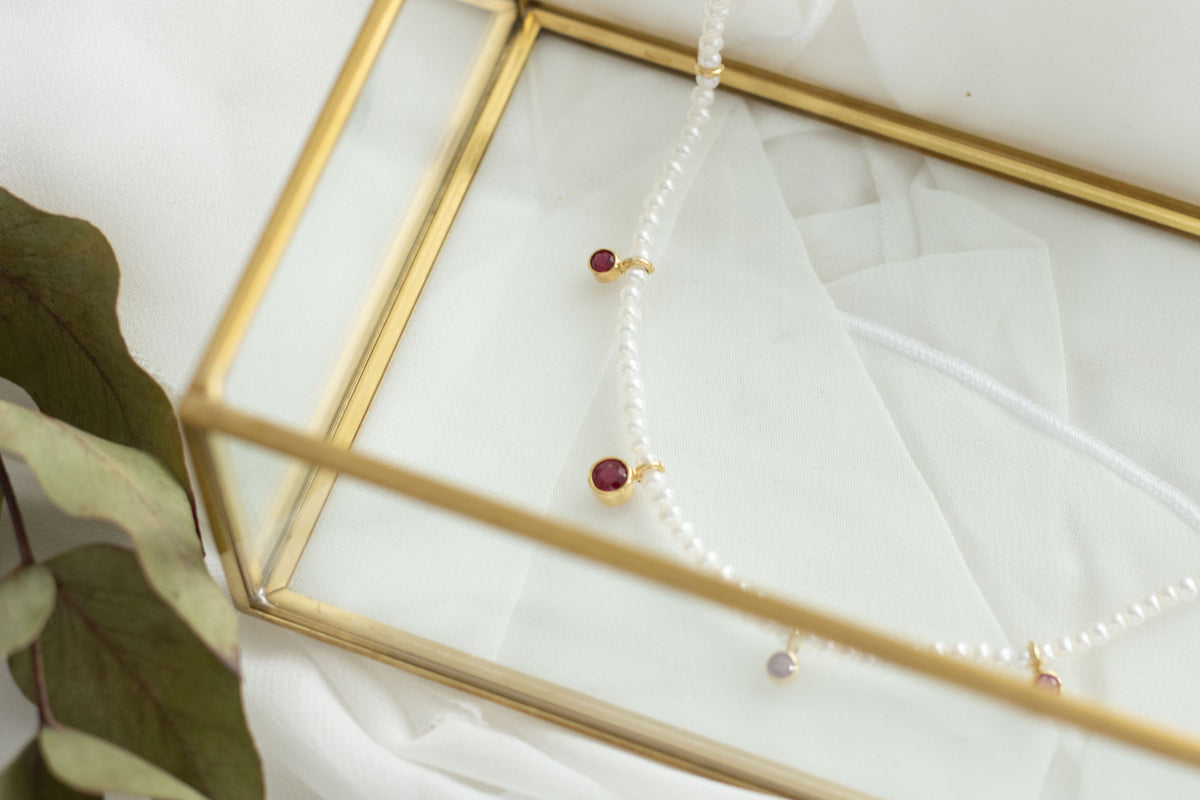 Zarte Perlenkette aus Süßwasserperlen und Rubin Edelsteinen