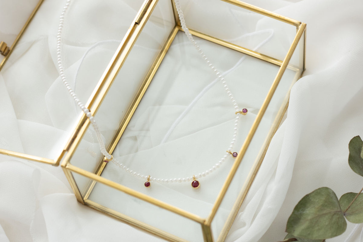 Zarte Perlenkette aus Süßwasserperlen und Rubin Edelsteinen