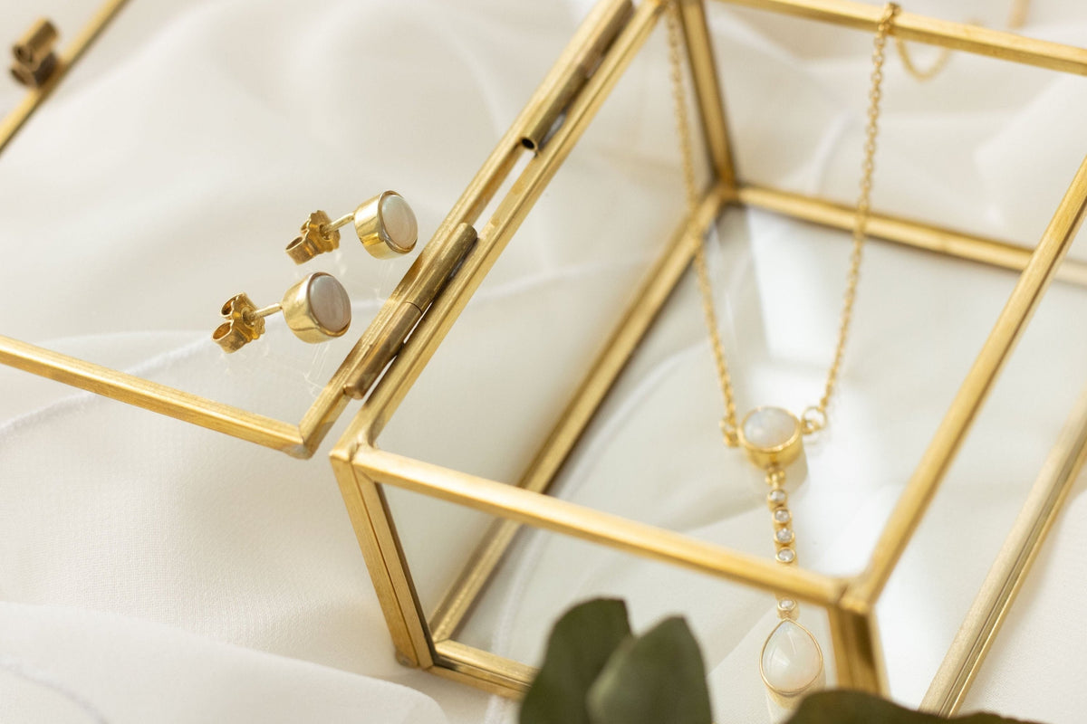 Filigrane runde Goldohrstecker mit Opal Edelstein