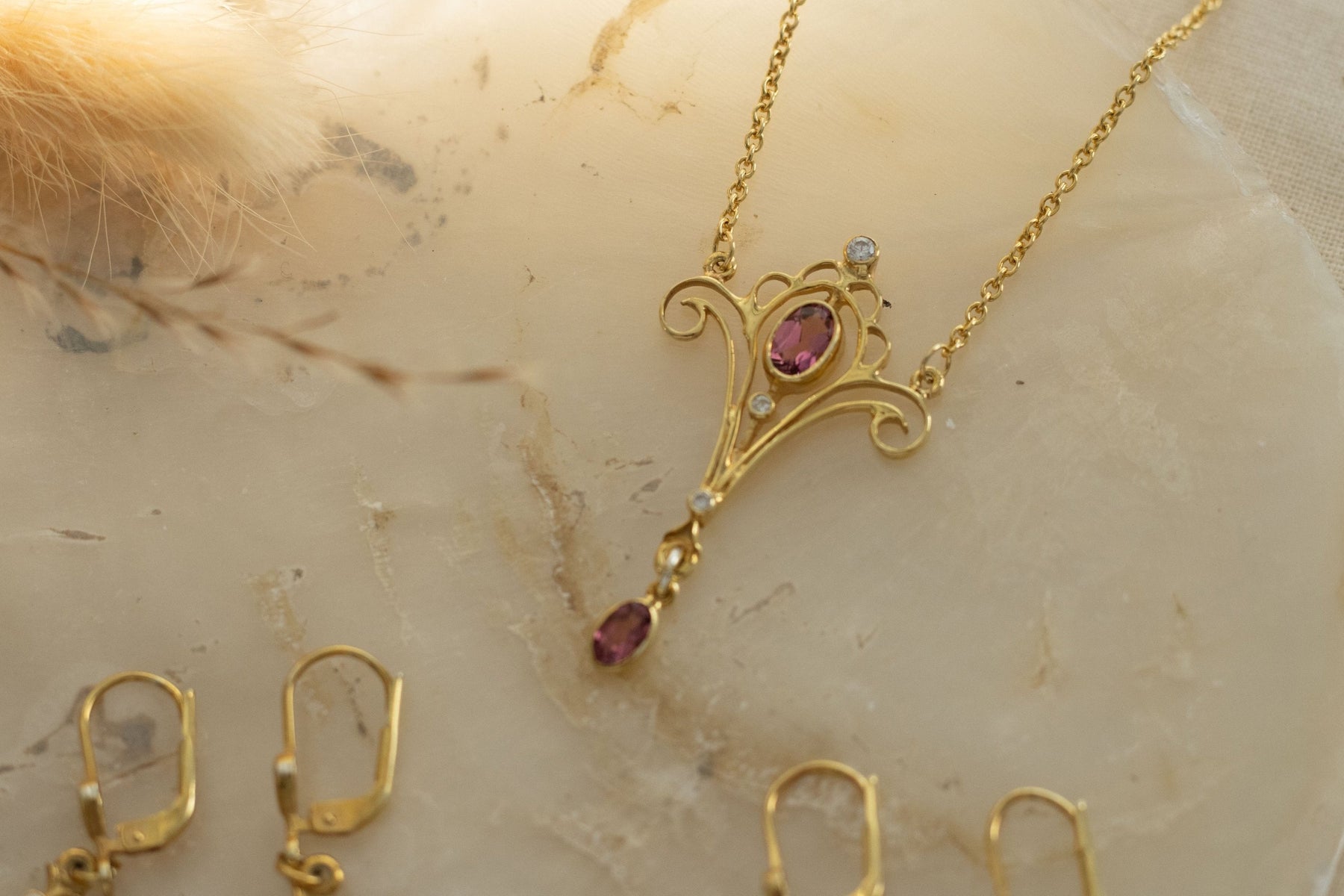 Feines Collier 585 Art Nouveau Vorlage mit Edelsteinen und Brillanten