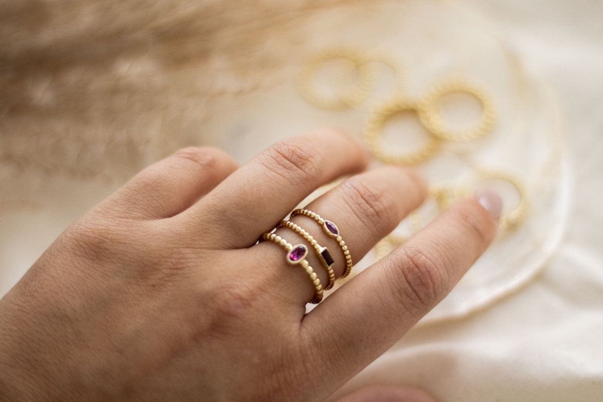 Kugelring aus 585 Gelbgold mit Edelstein in Navette-Form