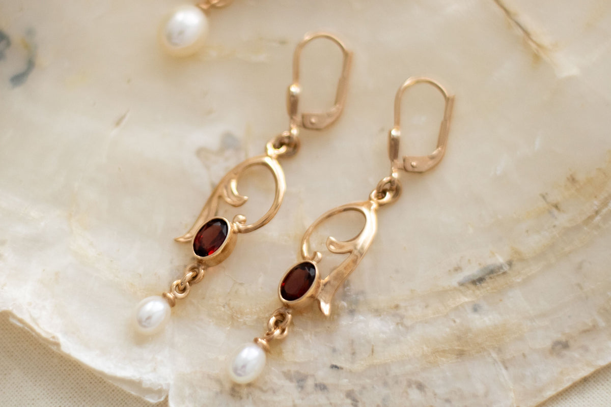 Jugendstil Ohrbügel mit Granat und Süßwasserperle