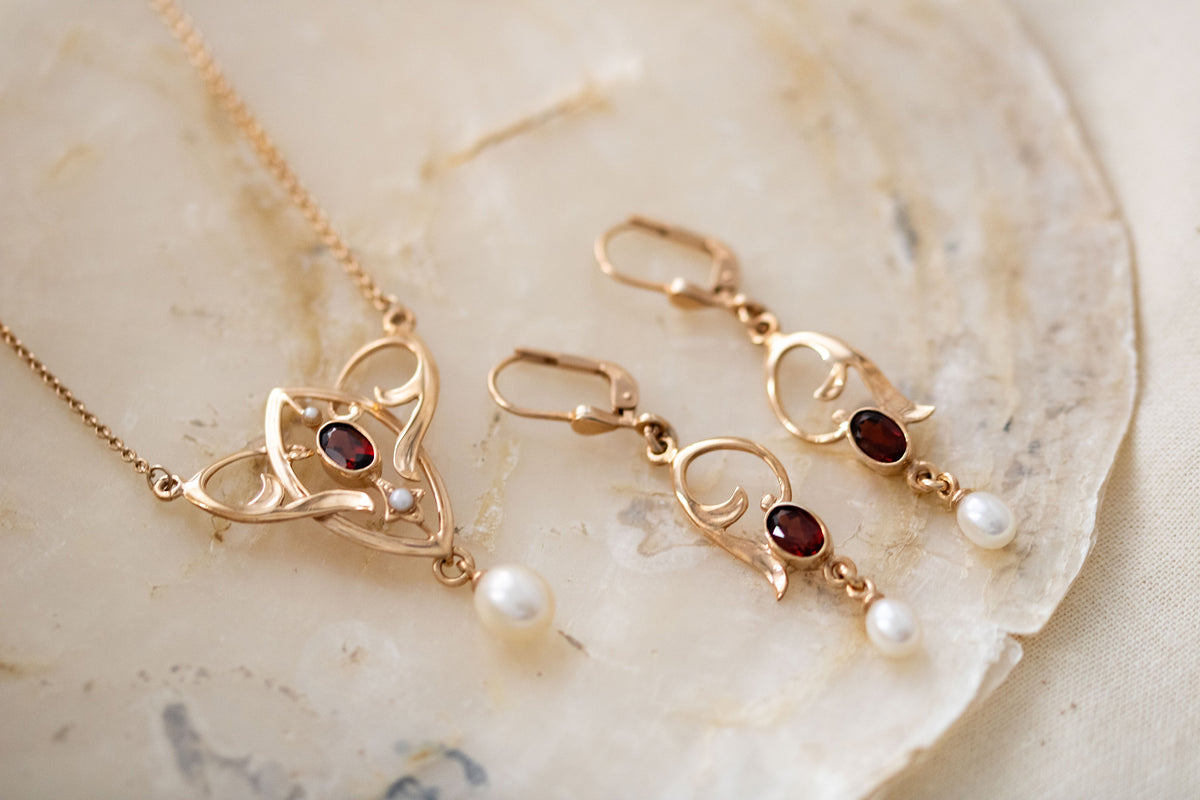 Jugendstil Ohrbügel mit Granat und Süßwasserperle