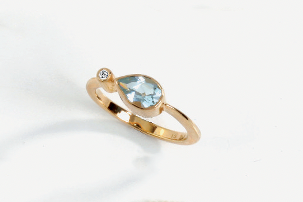 Eleganter Ring mit Aquamarin im Tropfenschliff und Brillant