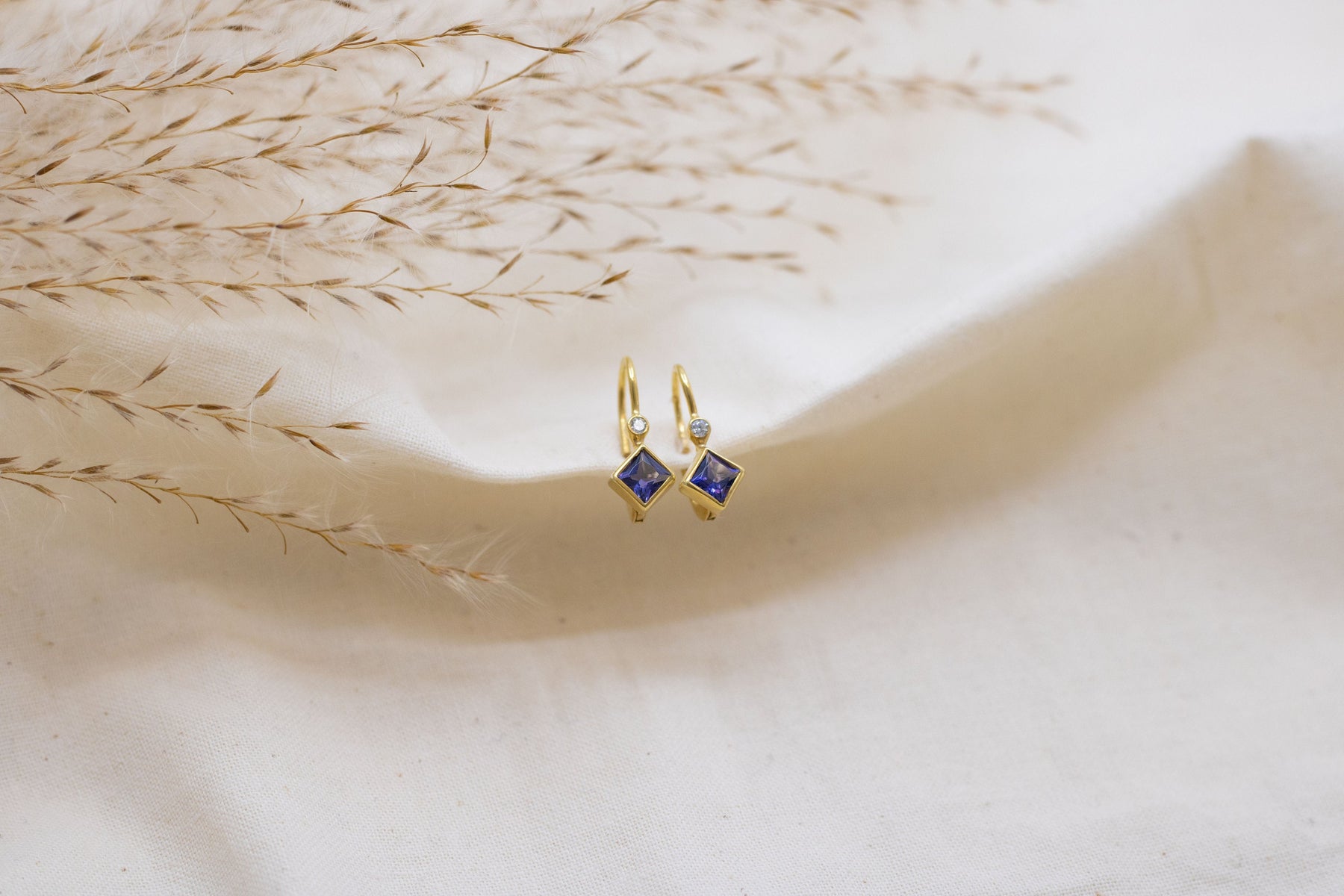 Jugendstil Ohrringe mit Ioliith, Antik Ohrringe, Jugendstil Replika, zarte Ohrbügel mit Brillanten, Vintage, Goldschmiede, handgefertigt