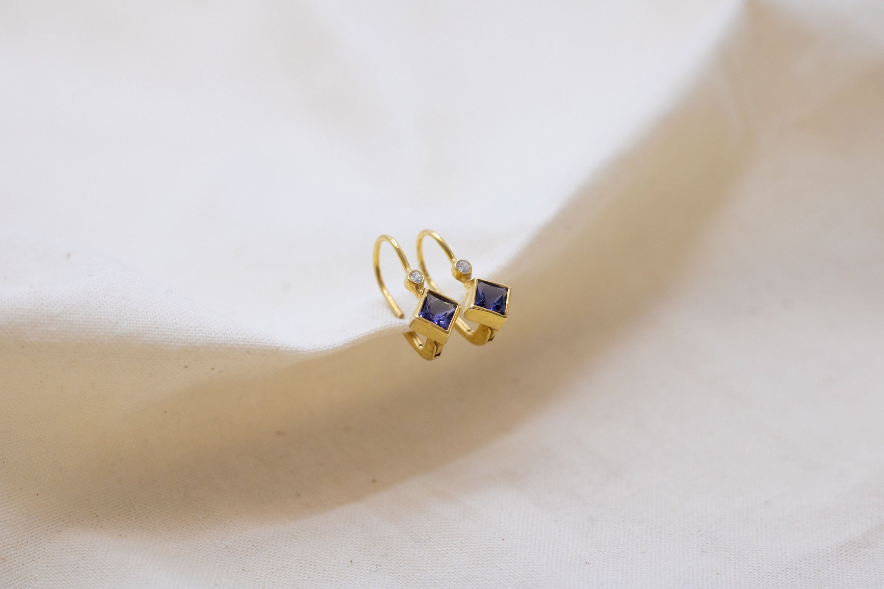 Jugendstil Ohrringe mit Ioliith, Antik Ohrringe, Jugendstil Replika, zarte Ohrbügel mit Brillanten, Vintage, Goldschmiede, handgefertigt