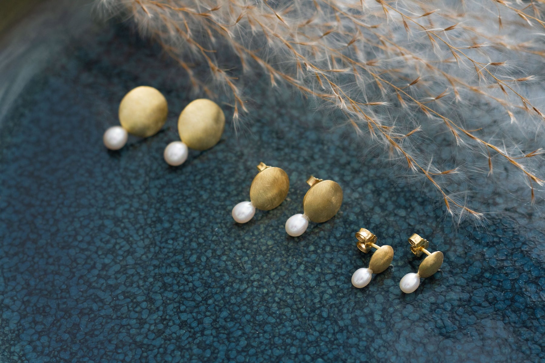 Gold Ohrringe Kreis, Perlenohrringe Gelbgold matt, runde Gold Ohrstecker, Ohrringe Braut minimal, Ohrringe Finish matt, Geschenk mit Perlen