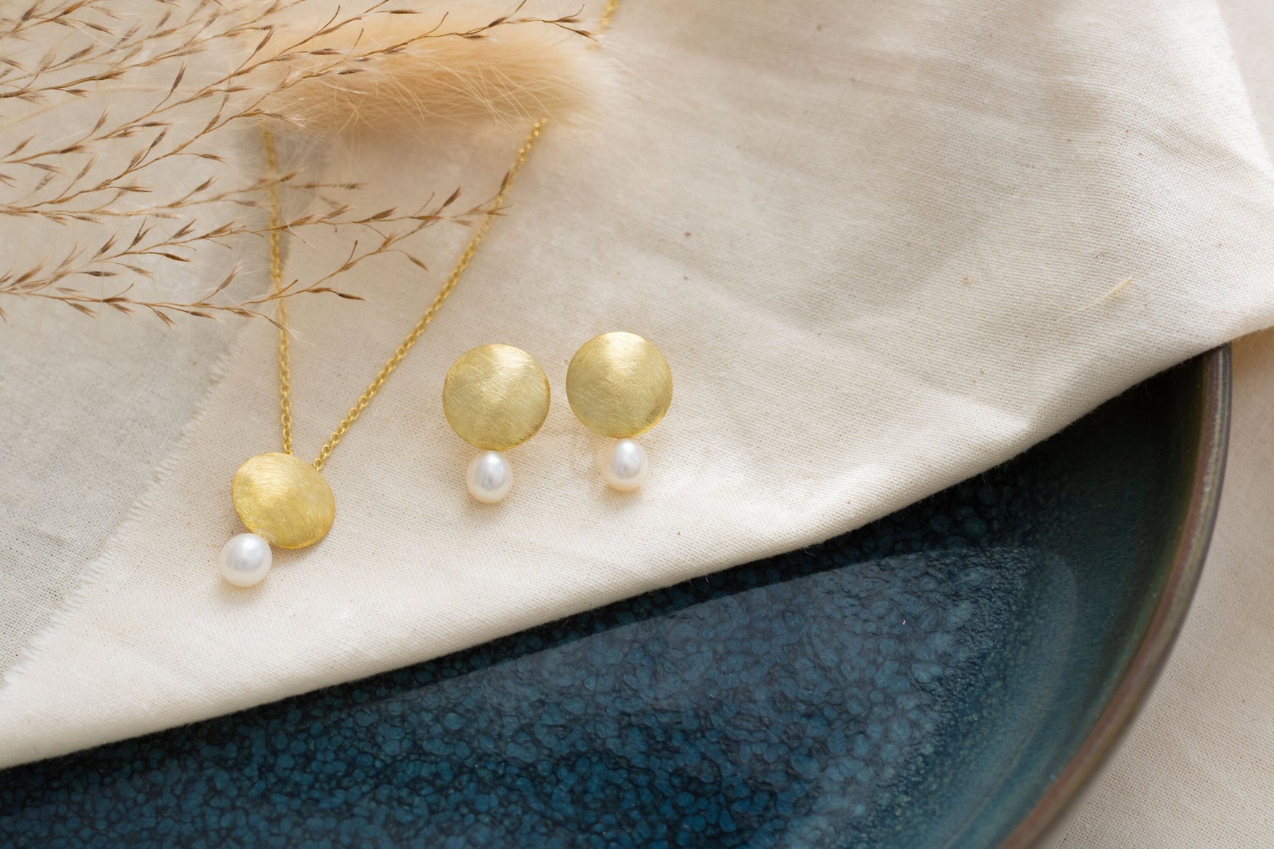 Gold Ohrringe Kreis, Perlenohrringe Gelbgold matt, runde Gold Ohrstecker, Ohrringe Braut minimal, Ohrringe Finish matt, Geschenk mit Perlen