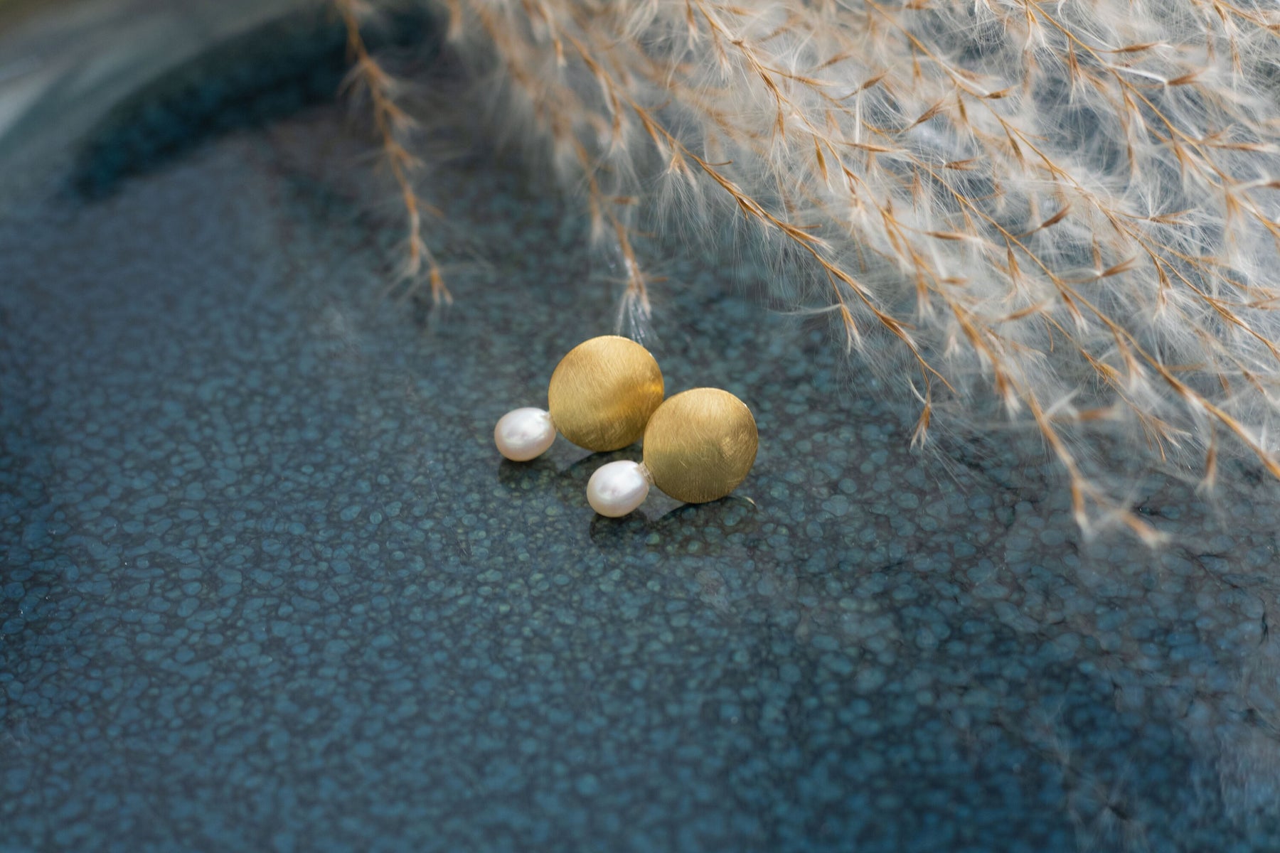 Gold Ohrringe Kreis, Perlenohrringe Gelbgold matt, runde Gold Ohrstecker, Ohrringe Braut minimal, Ohrringe Finish matt, Geschenk mit Perlen