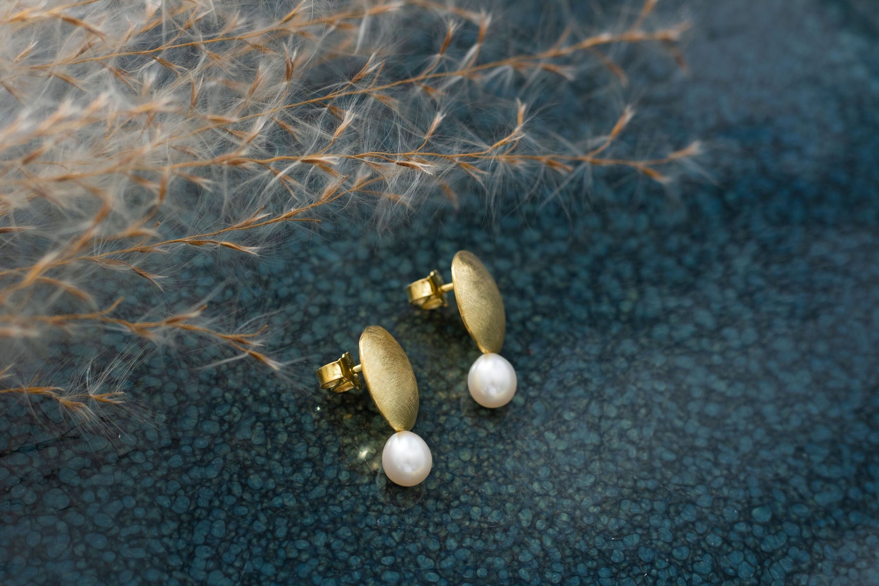 Gold Ohrringe Kreis, Perlenohrringe Gelbgold matt, runde Gold Ohrstecker, Ohrringe Braut minimal, Ohrringe Finish matt, Geschenk mit Perlen