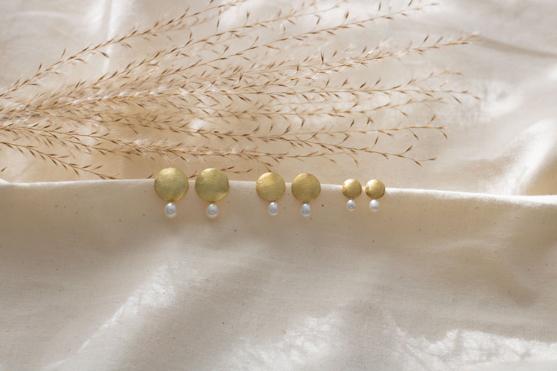 Gold Ohrringe Kreis, Perlenohrringe Gelbgold matt, runde Gold Ohrstecker, Ohrringe Braut minimal, Ohrringe Finish matt, Geschenk mit Perlen