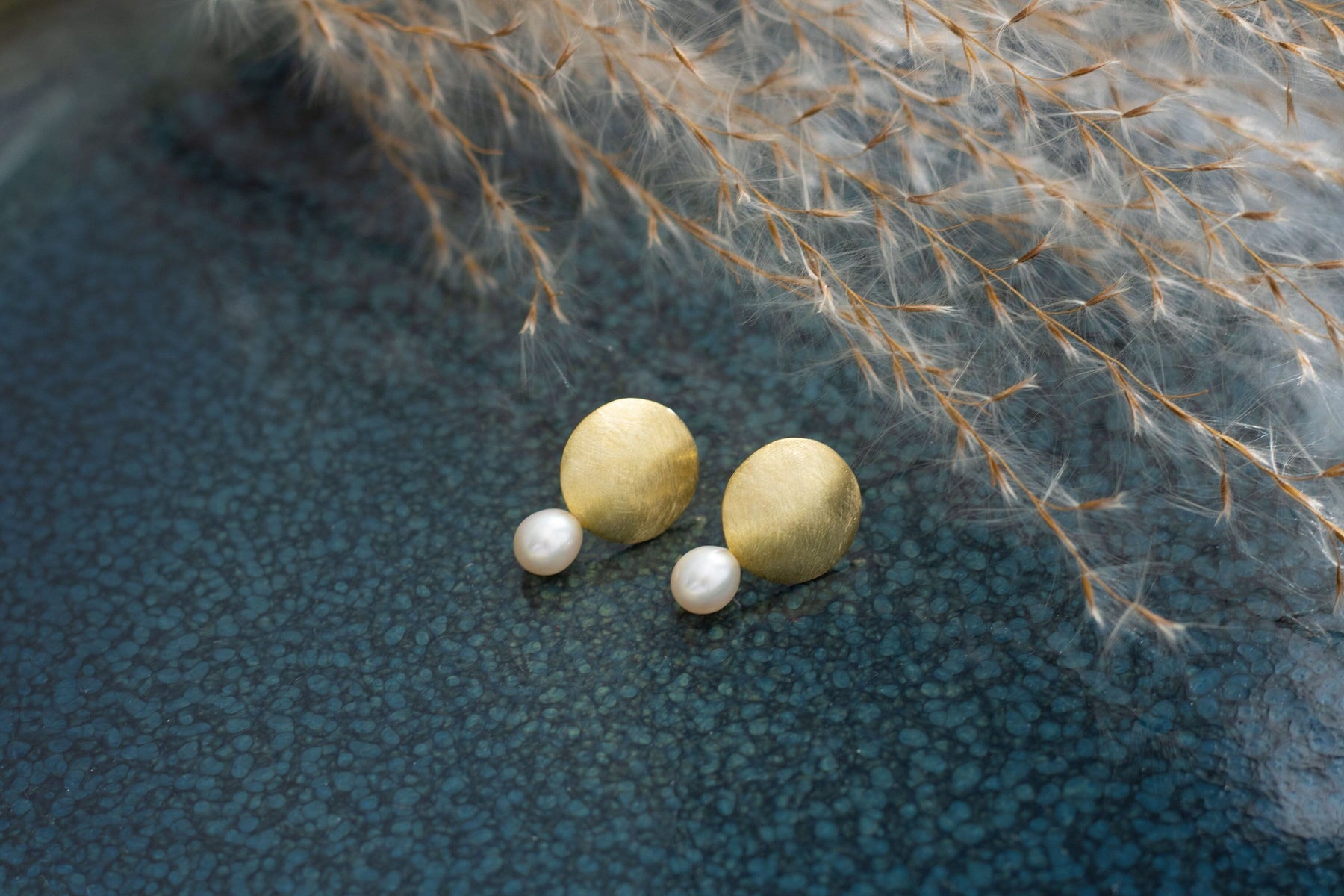 Gold Ohrringe Kreis, Perlenohrringe Gelbgold matt, runde Gold Ohrstecker, Ohrringe Braut minimal, Ohrringe Finish matt, Geschenk mit Perlen