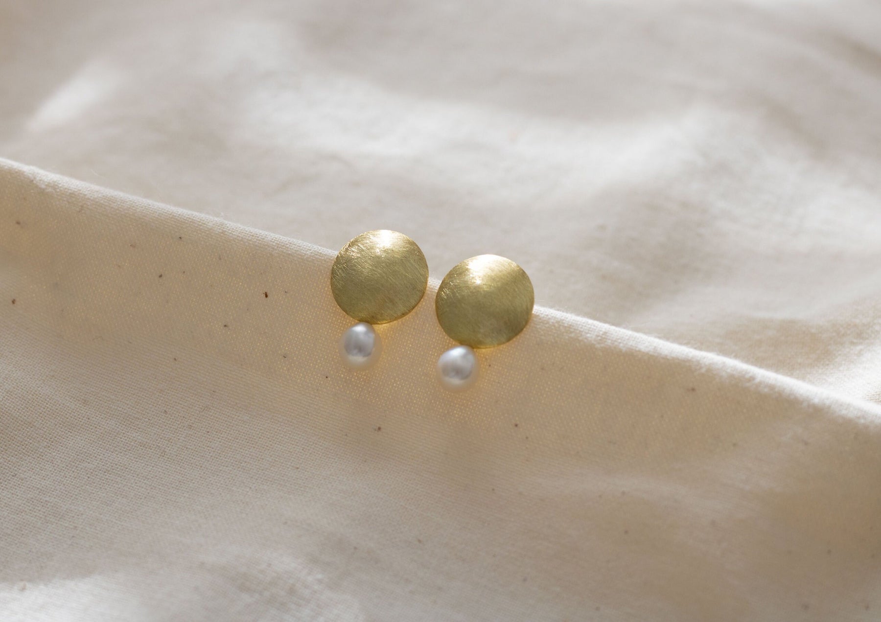 Gold Ohrringe Kreis, Perlenohrringe Gelbgold matt, runde Gold Ohrstecker, Ohrringe Braut minimal, Ohrringe Finish matt, Geschenk mit Perlen