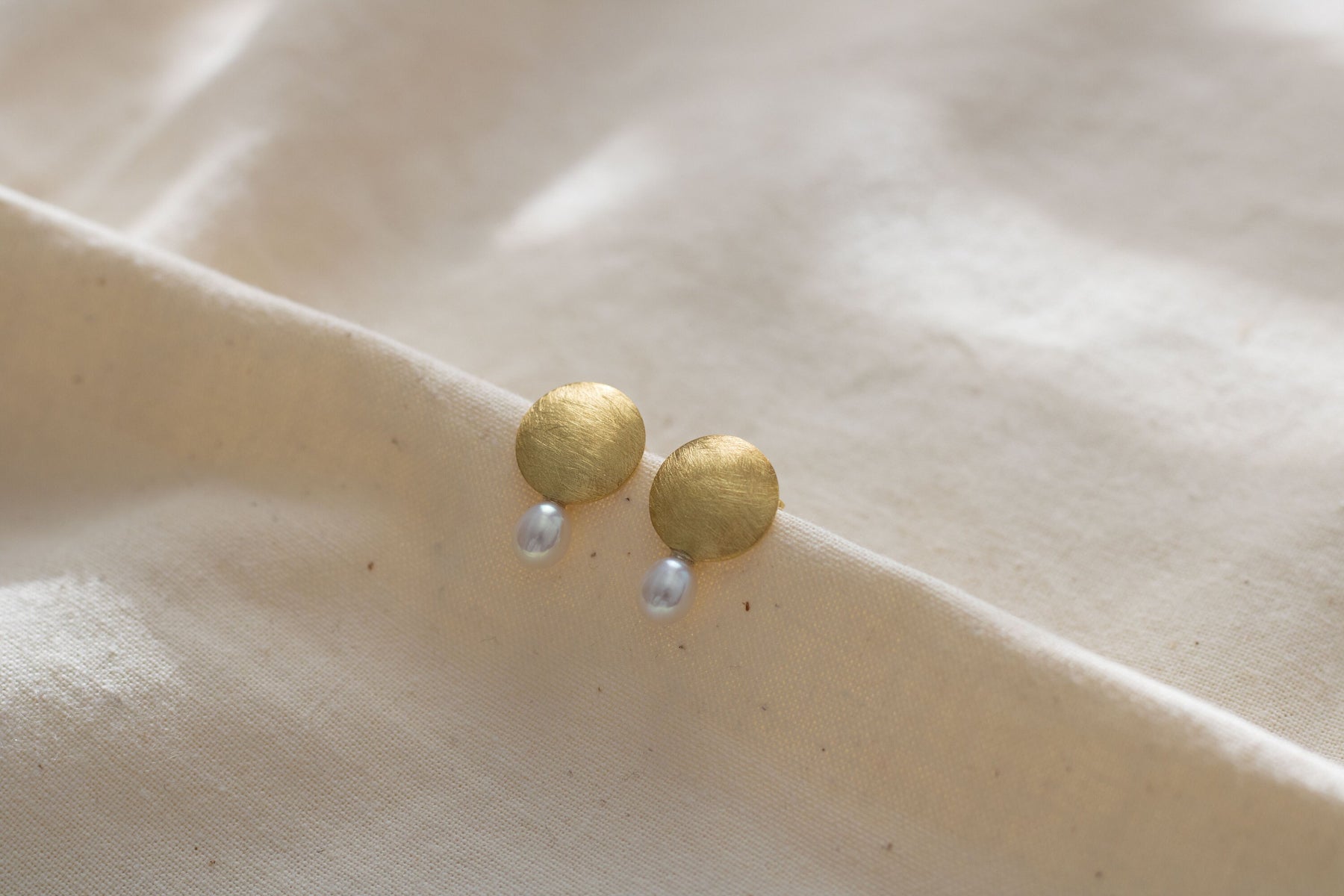 Gold Ohrringe Kreis, Perlenohrringe Gelbgold matt, runde Gold Ohrstecker, Ohrringe Braut minimal, Ohrringe Finish matt, Geschenk mit Perlen