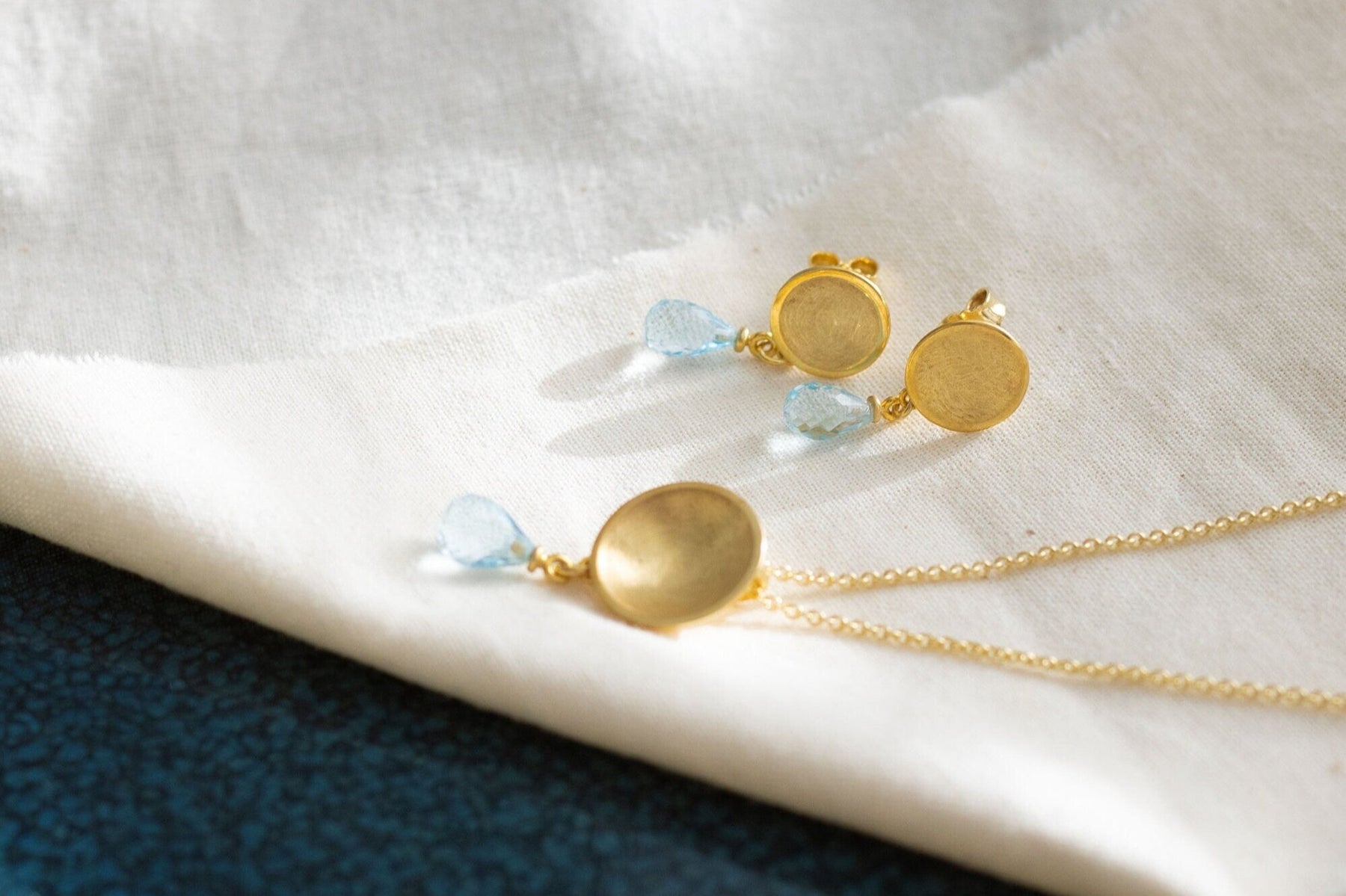 Ausgefallene Goldkette 585 matt, zarte gewölbte Scheibe mit Blau Topas Edelstein als Briolett Pampel, handgefertigt aus 14 Karat Echtgold