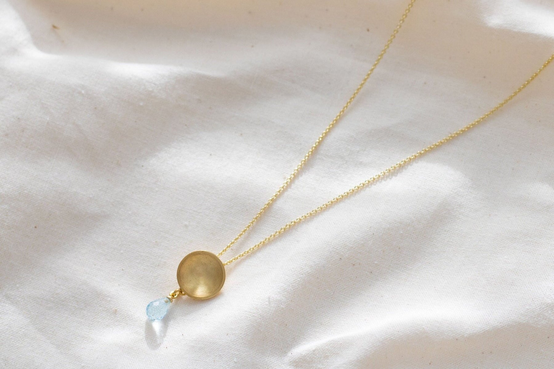 Ausgefallene Goldkette 585 matt, zarte gewölbte Scheibe mit Blau Topas Edelstein als Briolett Pampel, handgefertigt aus 14 Karat Echtgold