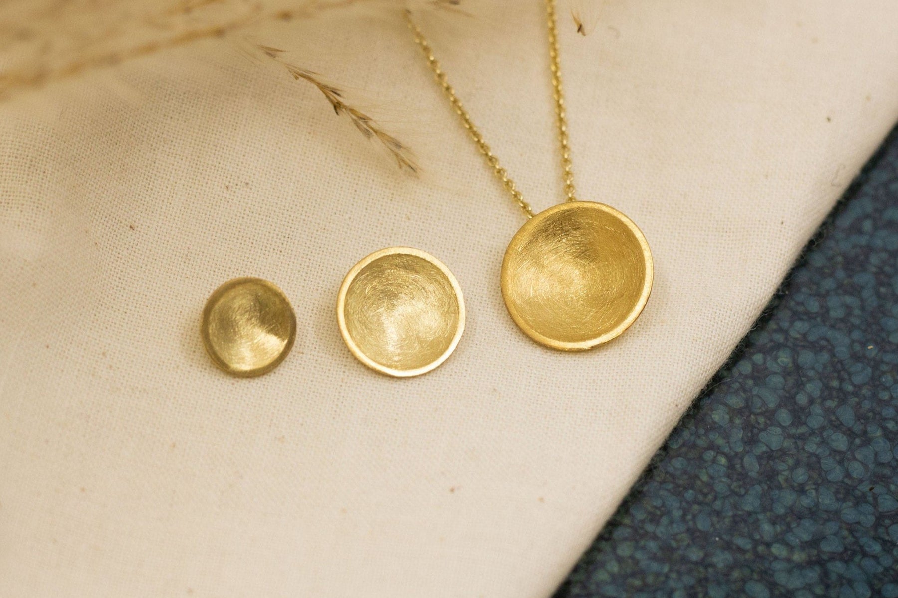 Goldkette 585 mit großem runden Plättchen, edel mattiert, handgefertigtes Goldcollier, gewölbte runde Schale, Kreisanhänger, 14 Karat Gold