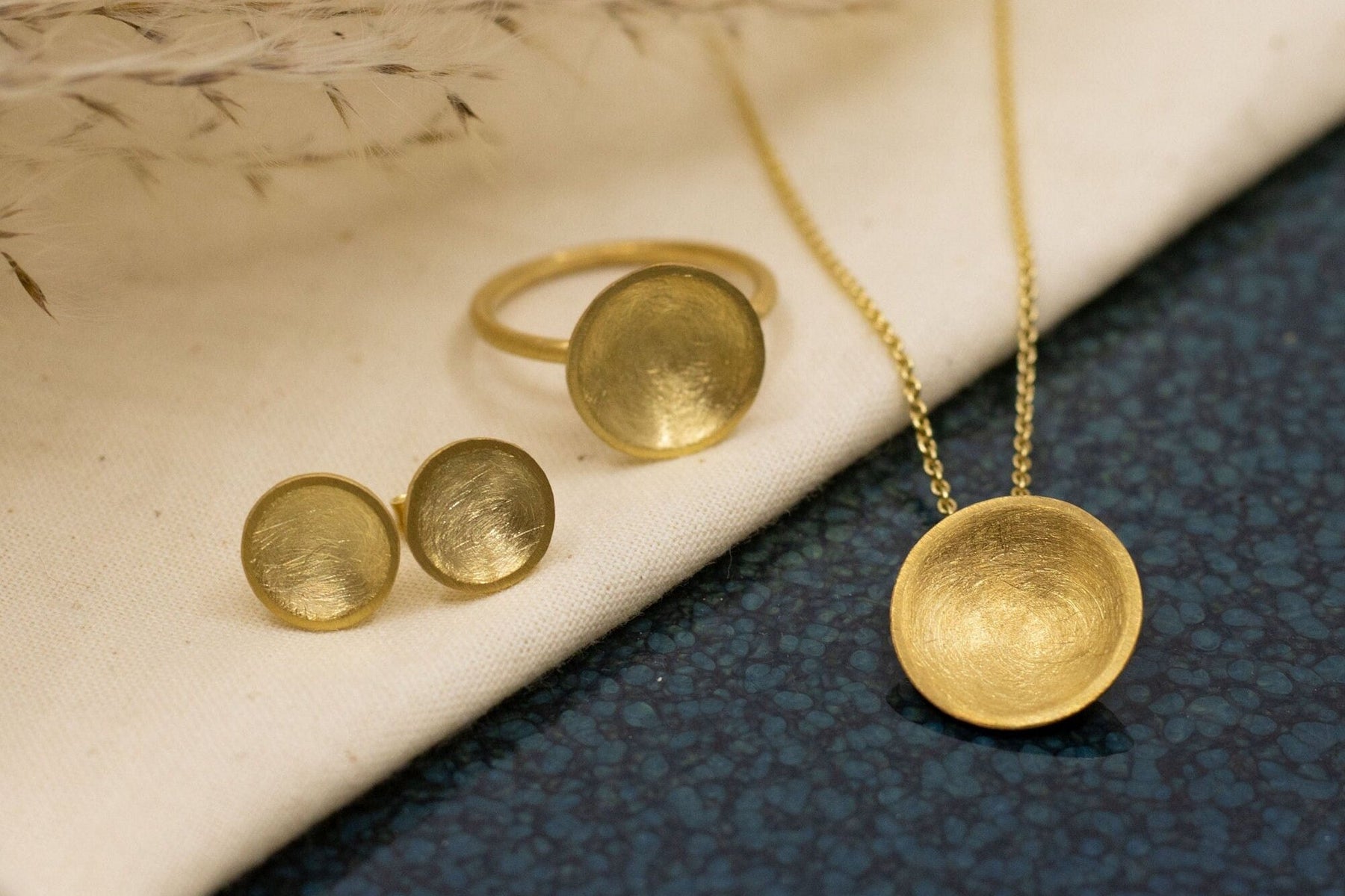 Goldkette 585 mit großem runden Plättchen, edel mattiert, handgefertigtes Goldcollier, gewölbte runde Schale, Kreisanhänger, 14 Karat Gold
