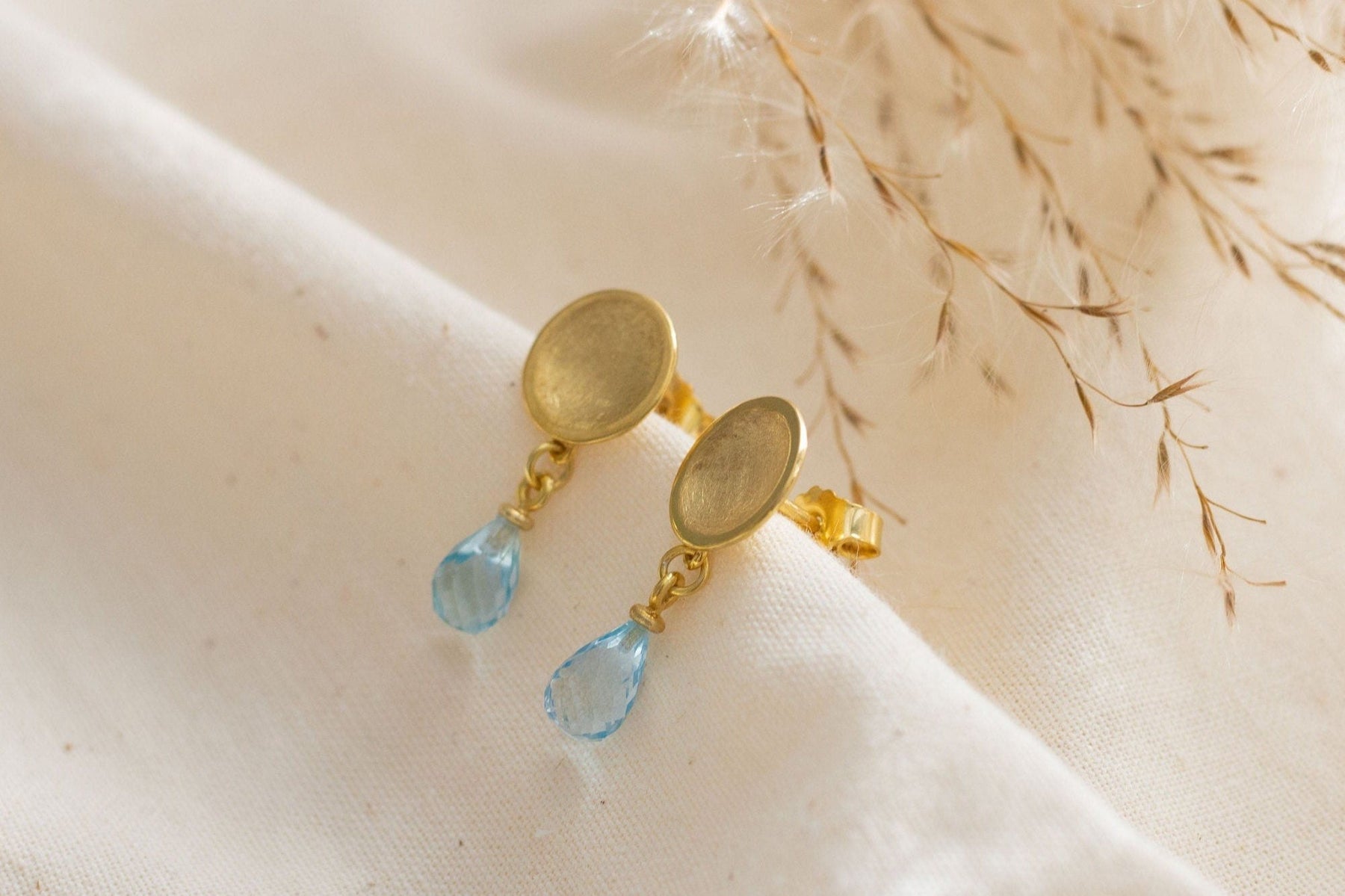 Elegante Goldohrstecker, edel mattiertes rundes Plättchen, Blau Topas im Briolette Schliff, minimalistisches Design, handgefertigter Schmuck