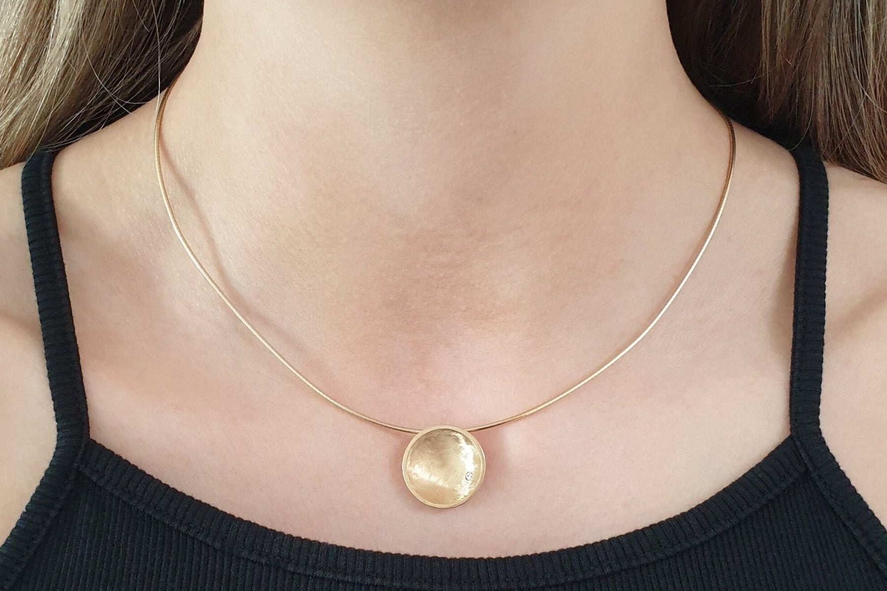 Gelbgold Collier 585 14 Karat mit Brillant 0.03 ct auf Omegareifen gewölbte Schale Scheibe 19 mm Ø Omega Kette 14kt außergewöhnlich