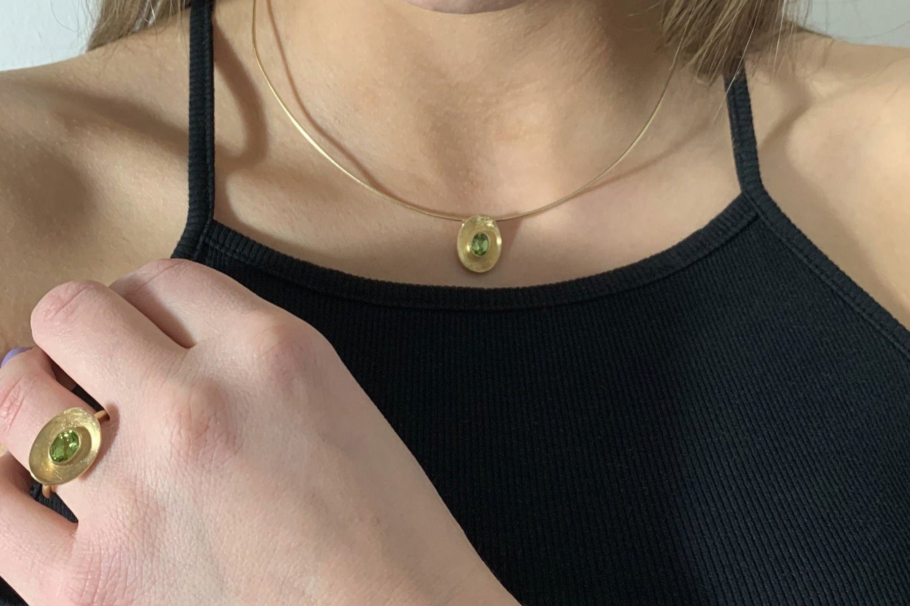 585 Goldkette Gelbgold Collier auf Omega Kette mit gewölbten Plättchen Schale oval Peridot facettiert ausgefallen Omegareifen besonders