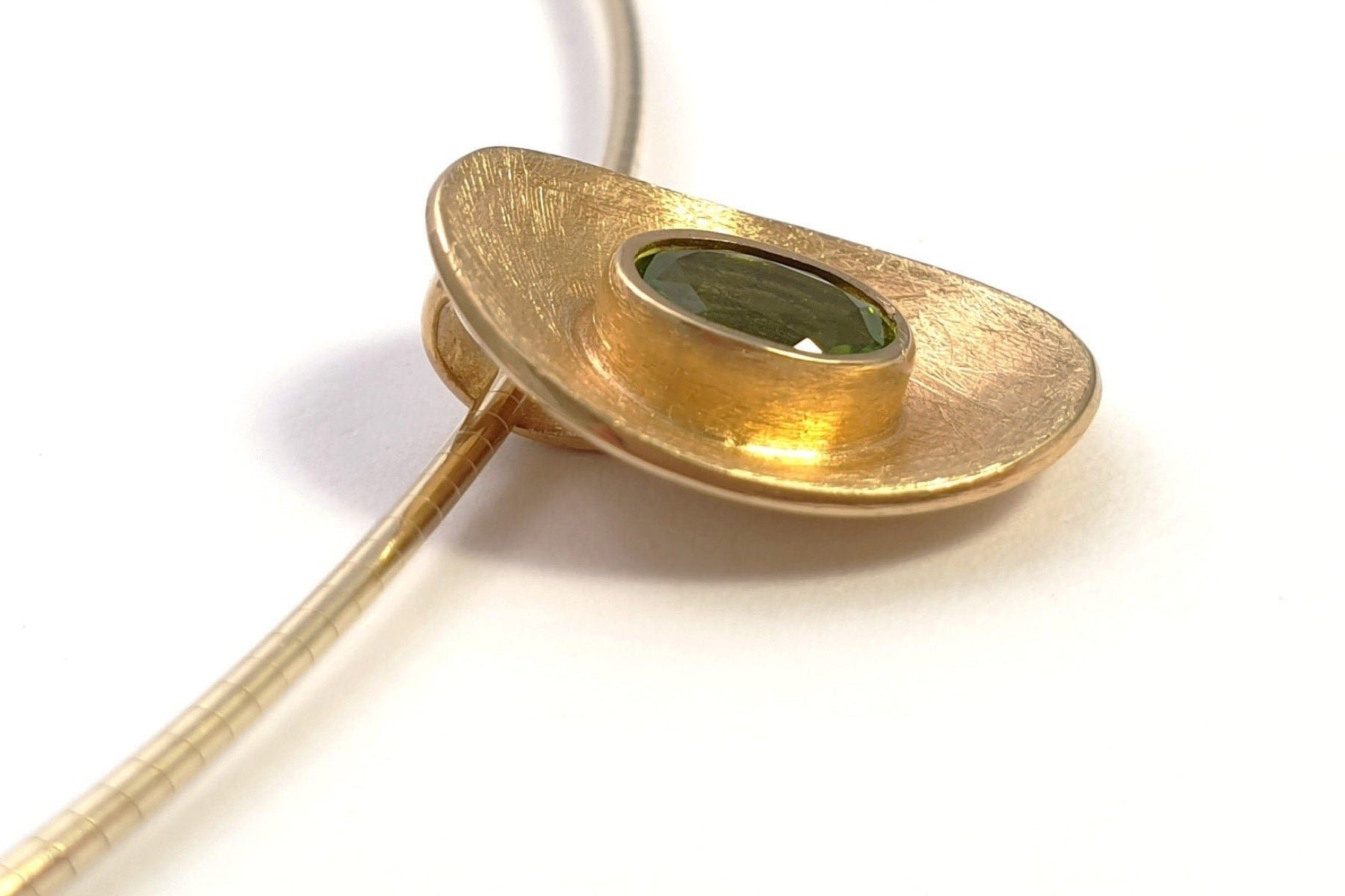 585 Goldkette Gelbgold Collier auf Omega Kette mit gewölbten Plättchen Schale oval Peridot facettiert ausgefallen Omegareifen besonders