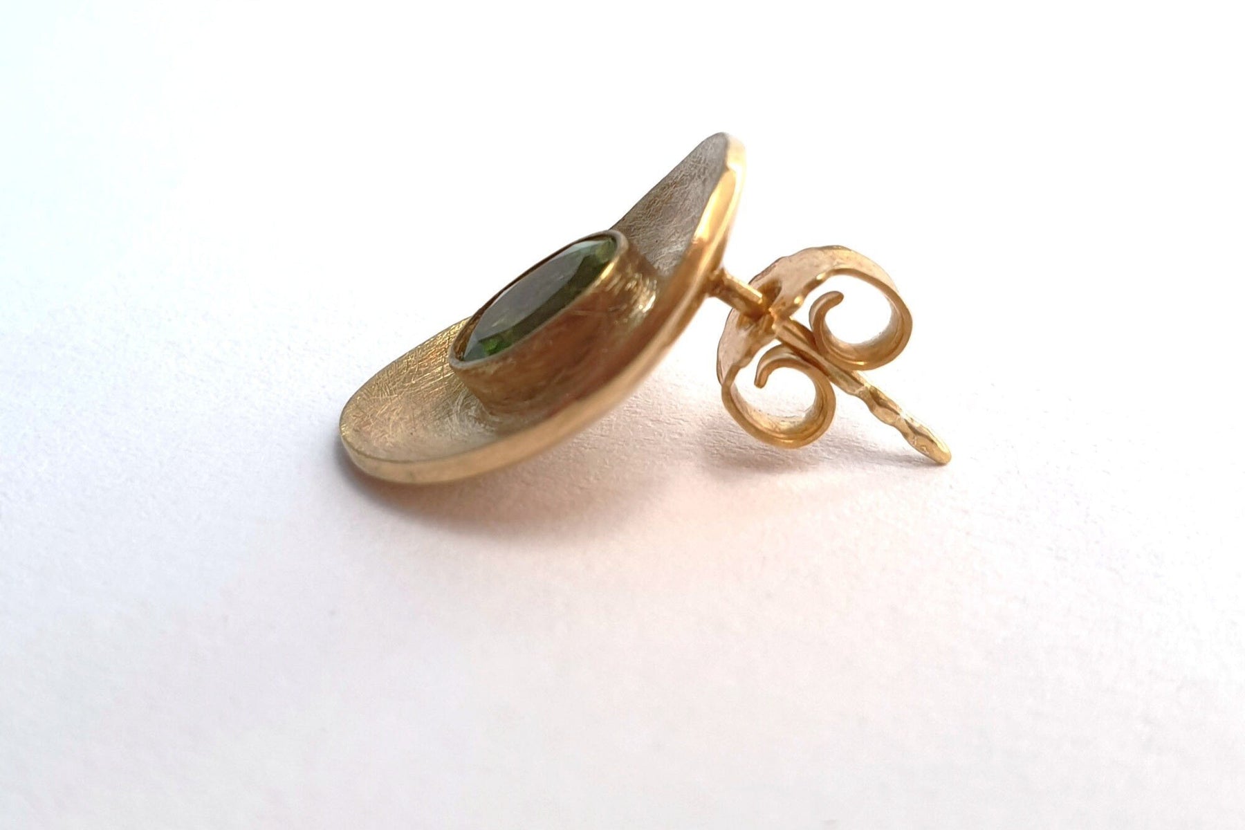 585 Gelbgold Ohrstecker oval 14 Karat Peridot Edelstein gewölbte Scheibe Ohrringe ausgefallen außergewöhnlich