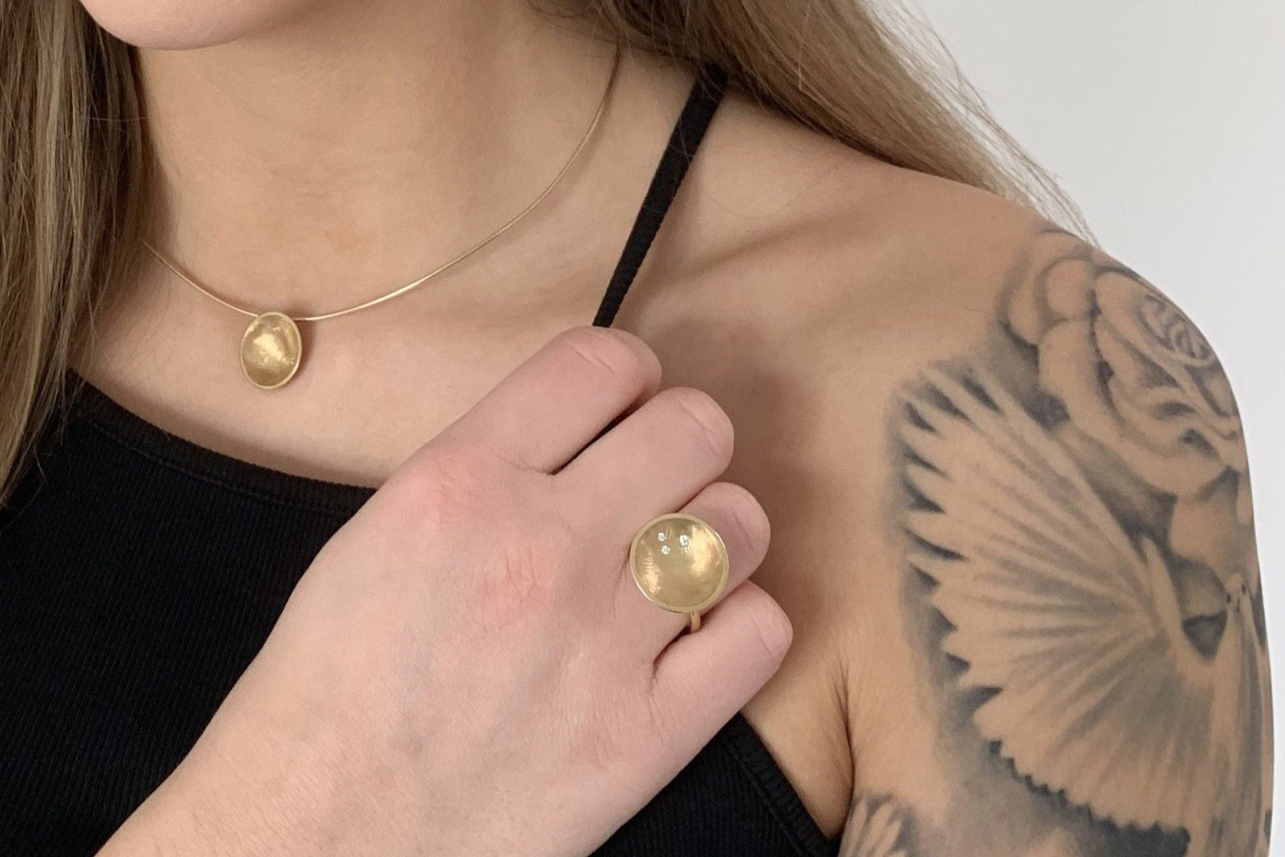Goldring mit 3 Brillanten 0.07 ct. gesamt Schale 19 mm 585 Gelbgold 14 karat gewölbte Scheibe ausgefallen besonders