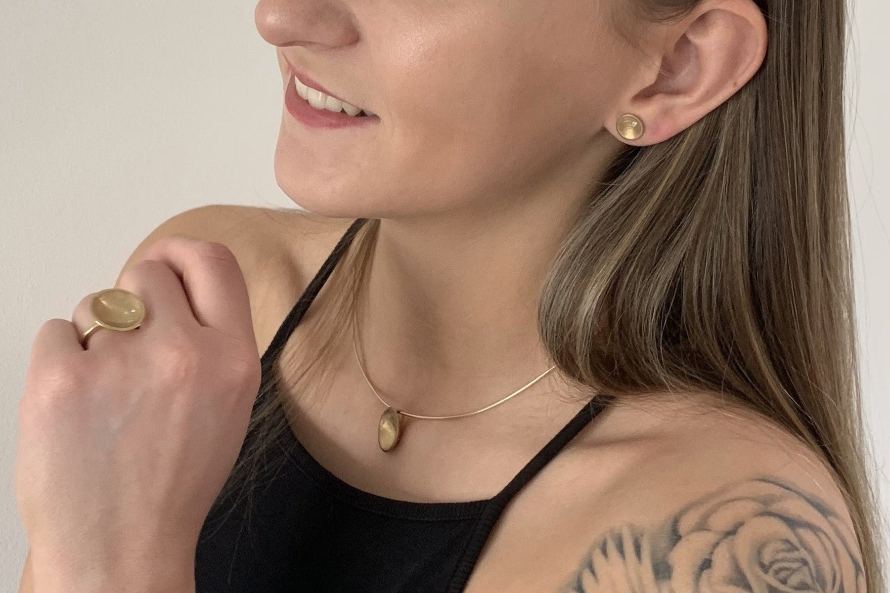 Gelbgold Ohrstecker 585 14 Karat Gold mit Brillanten gesamt 0.04 ct gewölbte Schale Scheibe besonders