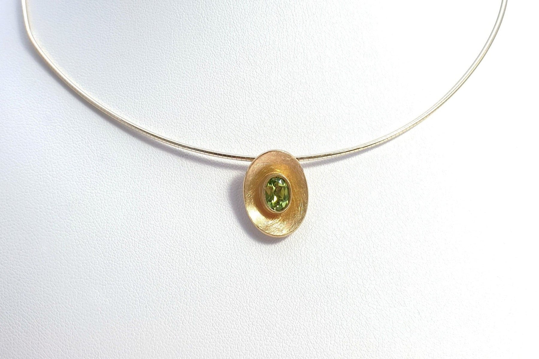 585 Goldkette Gelbgold Collier auf Omega Kette mit gewölbten Plättchen Schale oval Peridot facettiert ausgefallen Omegareifen besonders