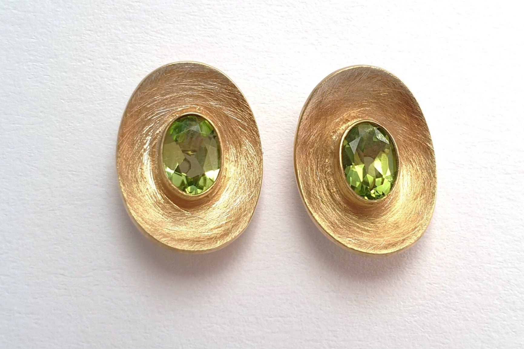 585 Gelbgold Ohrstecker oval 14 Karat Peridot Edelstein gewölbte Scheibe Ohrringe ausgefallen außergewöhnlich