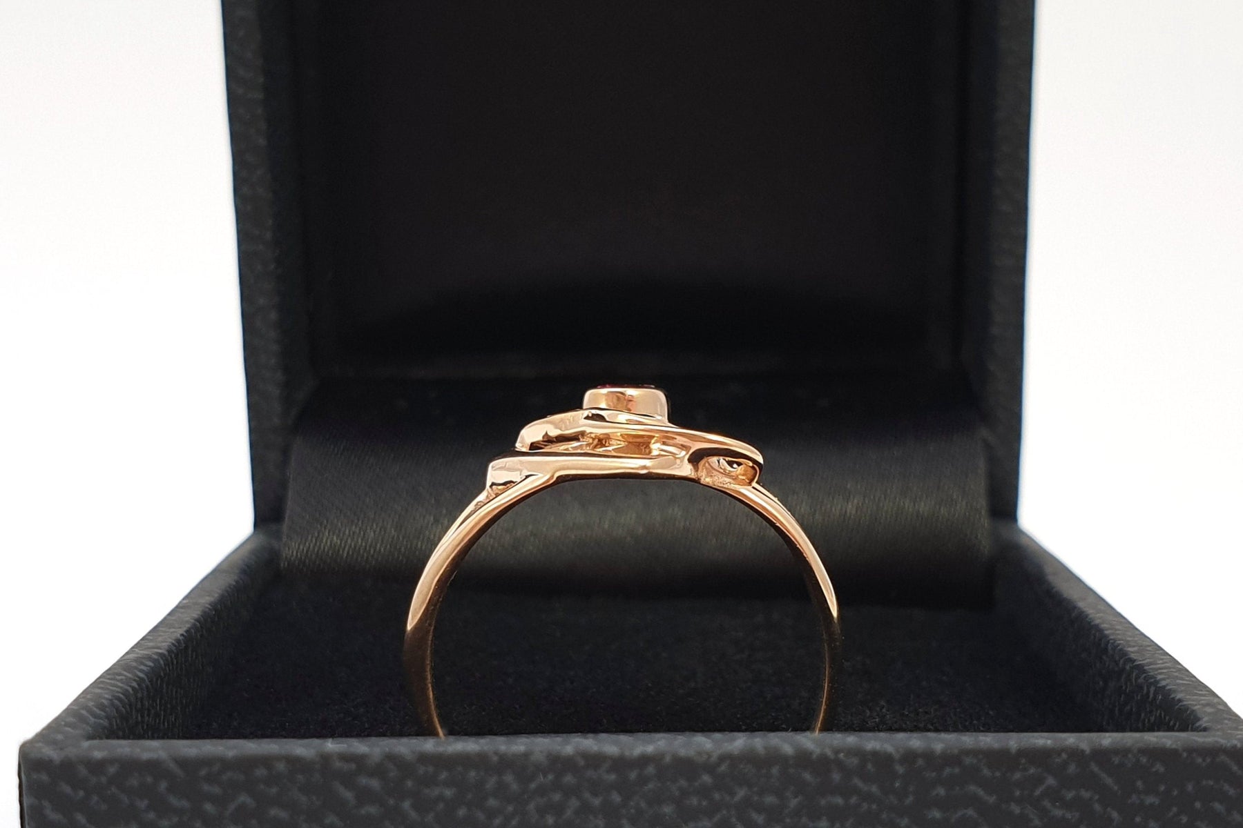 Liebevoller Jugendstil Ring - Rubin oval - 2 Brillanten 0,04 ct - 585 Gelbgold / 14 kt. - Art Nouveau - Liebe - Rose - Herz - Vintage