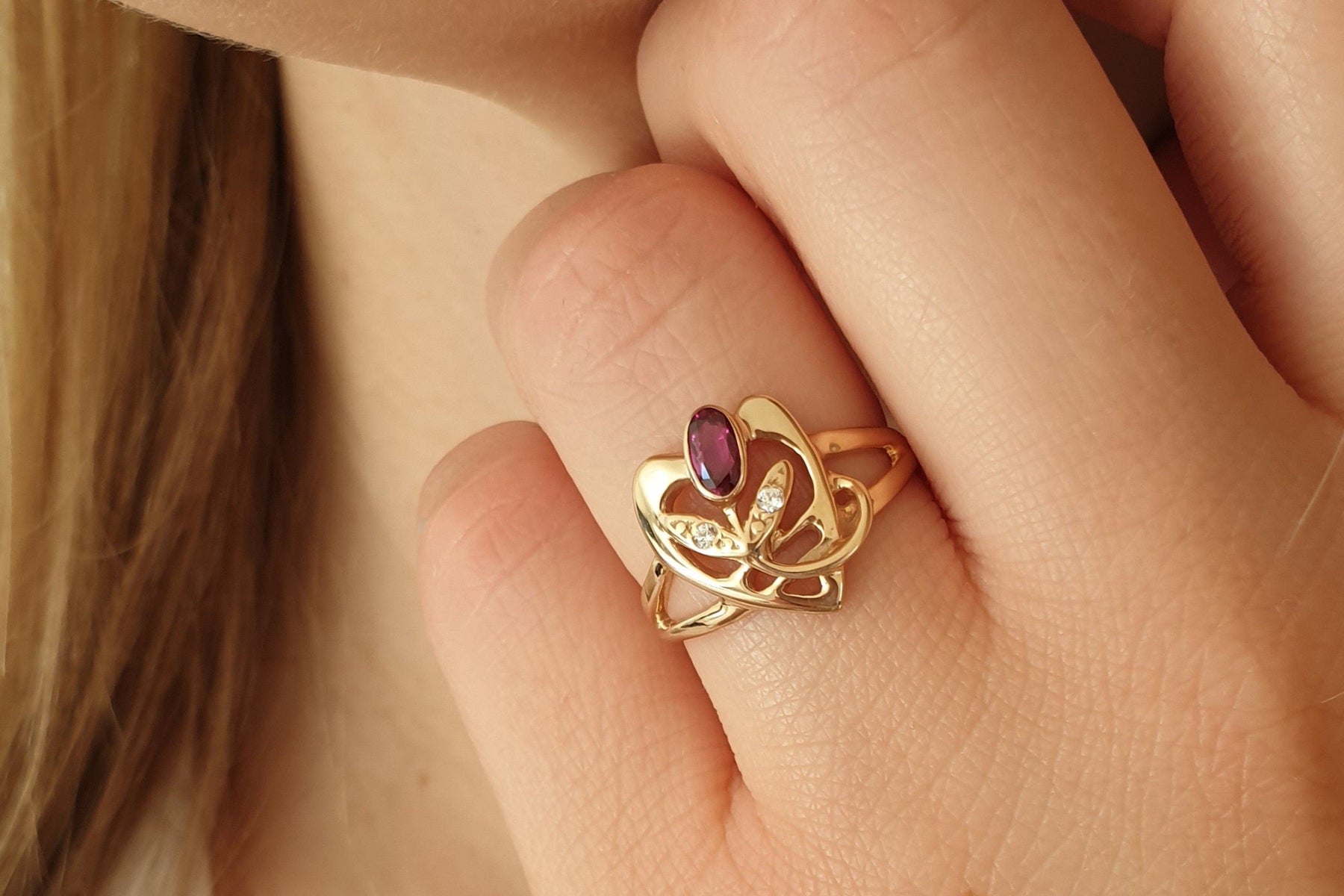 Liebevoller Jugendstil Ring - Rubin oval - 2 Brillanten 0,04 ct - 585 Gelbgold / 14 kt. - Art Nouveau - Liebe - Rose - Herz - Vintage
