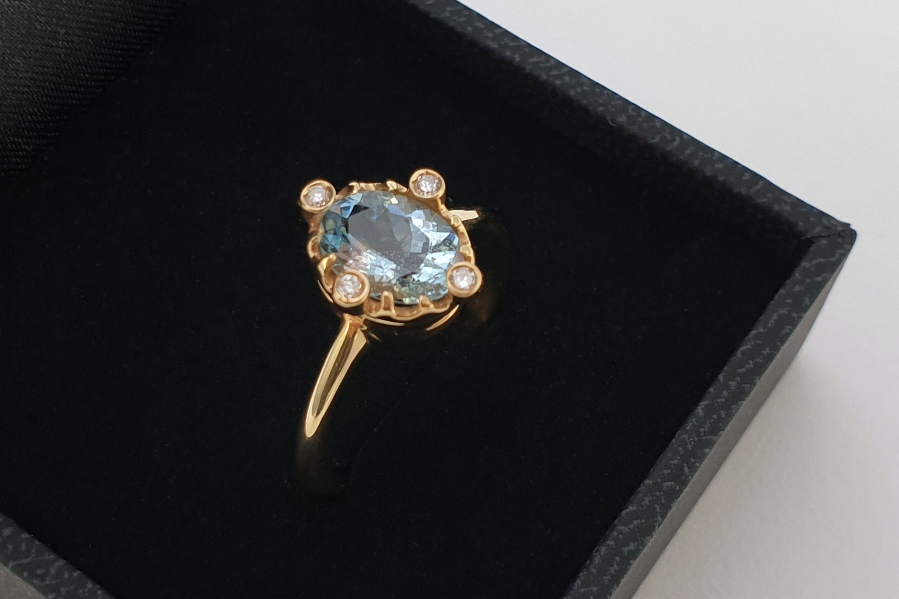 Glamouröser Goldring Blau Topas, 14 Karat 585 Echtgoldring, 4 Brillanten 0.05 ct, Art Nouveau, Jugendstilring, Verlobungsring, Gelbgold
