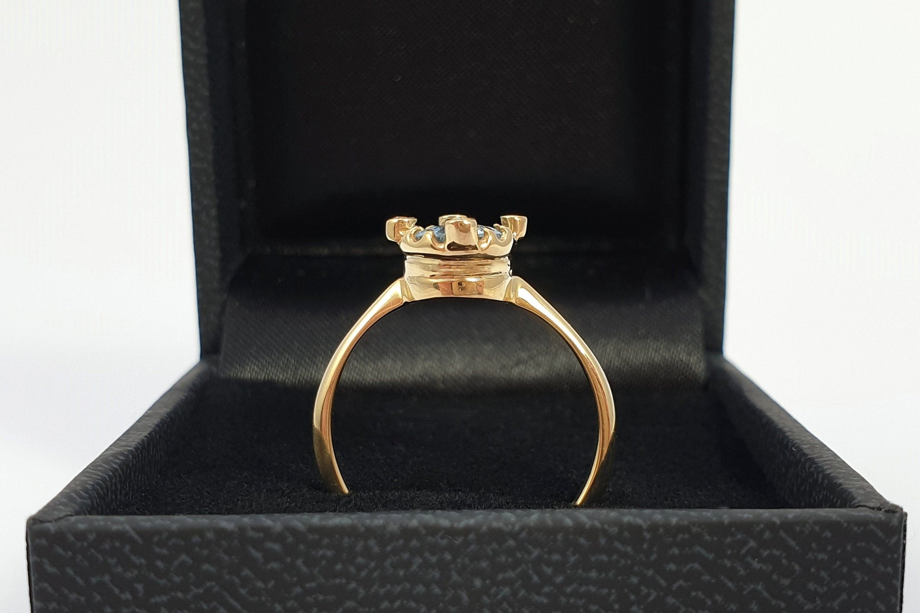 Glamouröser Goldring Blau Topas, 14 Karat 585 Echtgoldring, 4 Brillanten 0.05 ct, Art Nouveau, Jugendstilring, Verlobungsring, Gelbgold