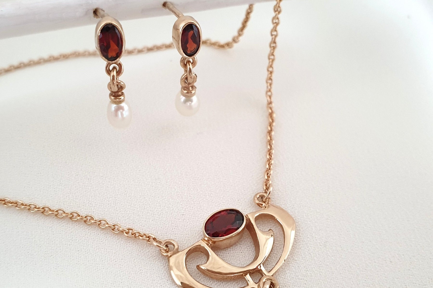 Zarter Jugendstil Ohrhänger Ohrstecker 585 Rosegold 14 karat Granat Edelstein Süßwasserperle Hängeohrringe glamourös elegante Ohrringe
