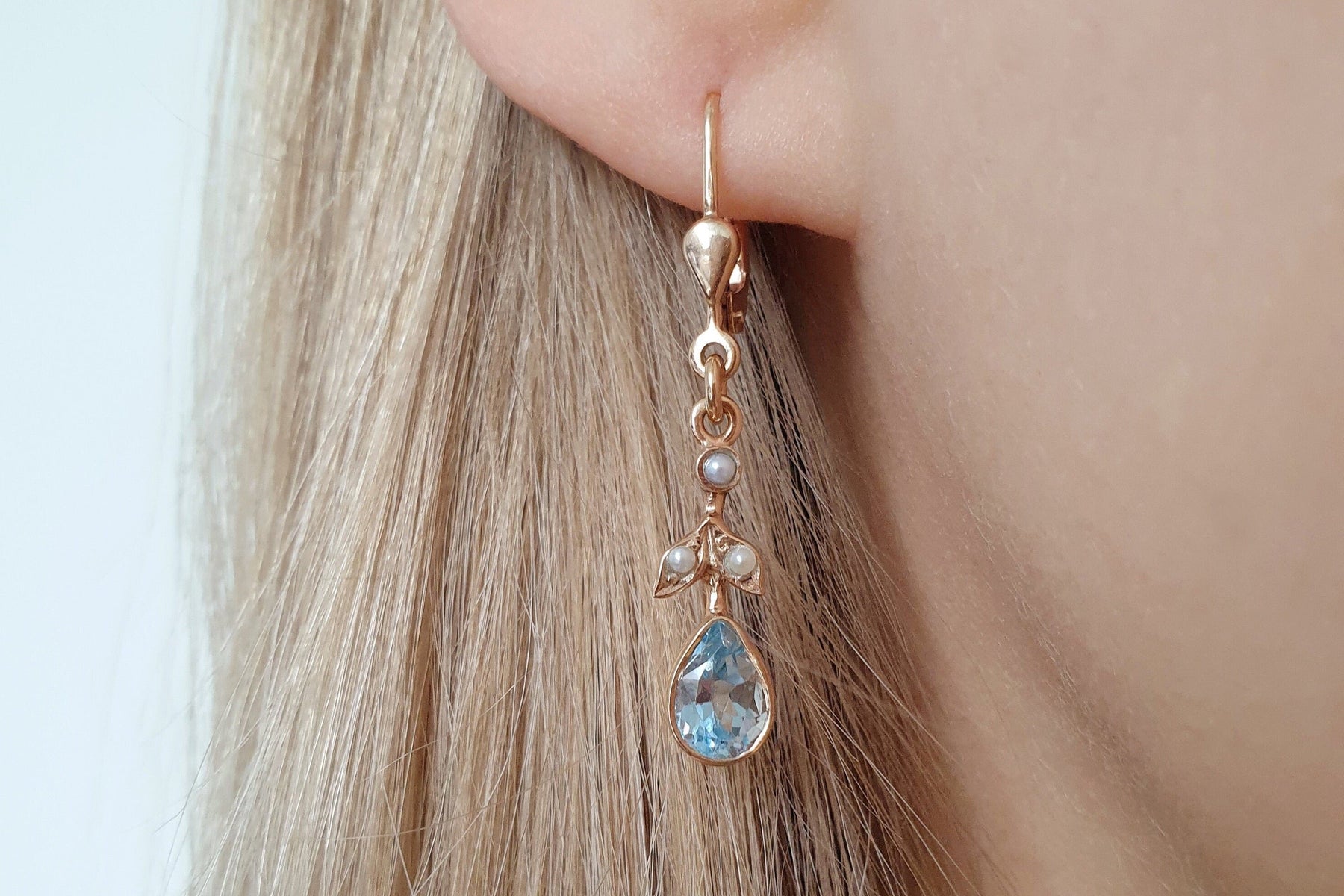 Zarte Jugendstil Ohrhänger - Ohrstecker - 925 Sterling Silber Roségold vergoldet, Blau Topas, echte Halbperle