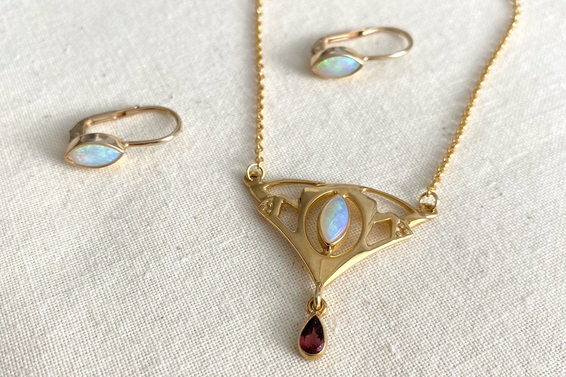 Zarte Jugendstil Ohrhänger mit Opal Edelstein, Ohrbrisur, 925 Sterling Silber Gelbgold oder Roségold vergoldet, Opal Cabochon Navette Form