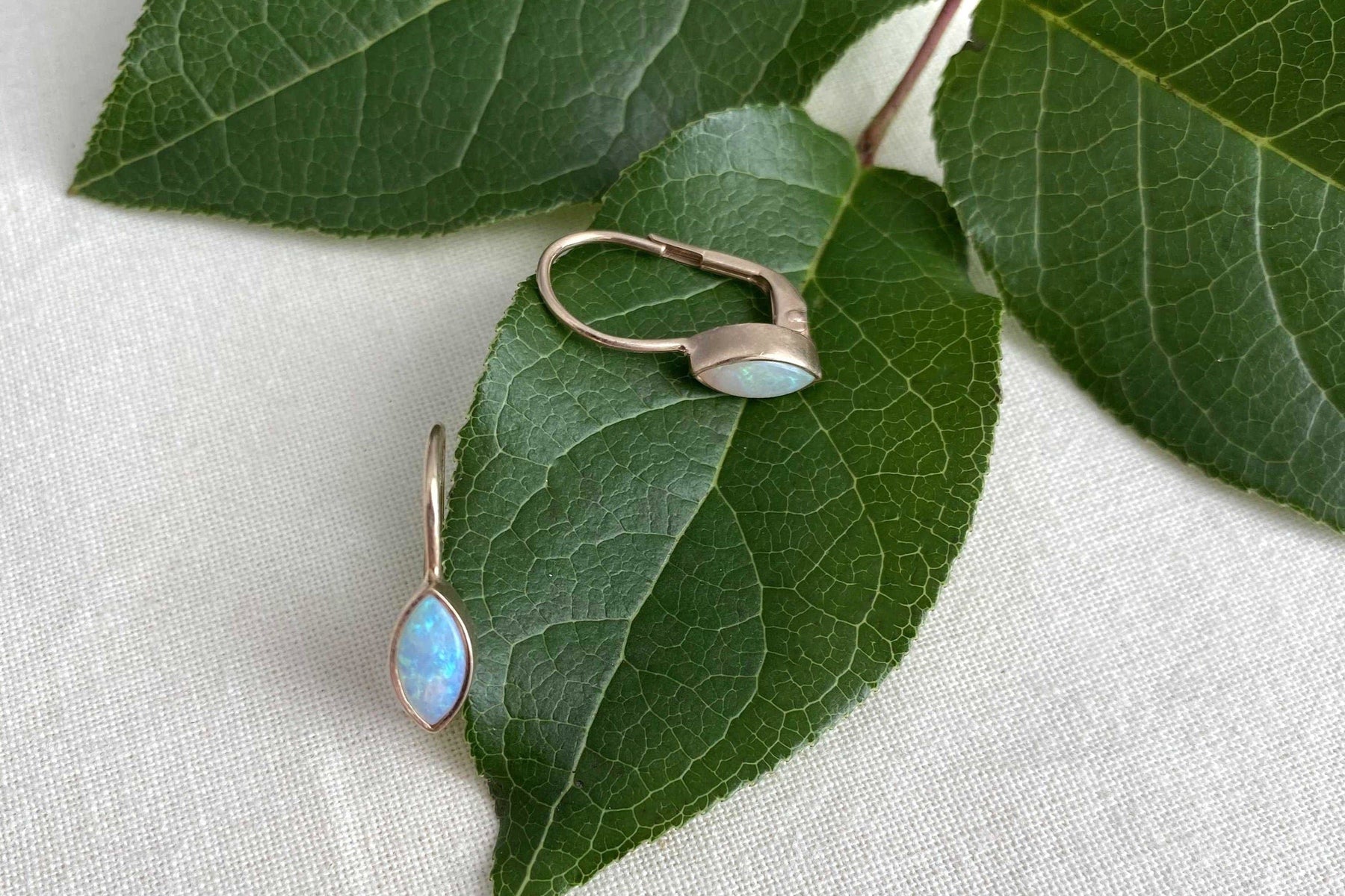 Zarte Jugendstil Ohrhänger mit Opal Edelstein, Ohrbrisur, 925 Sterling Silber Gelbgold oder Roségold vergoldet, Opal Cabochon Navette Form