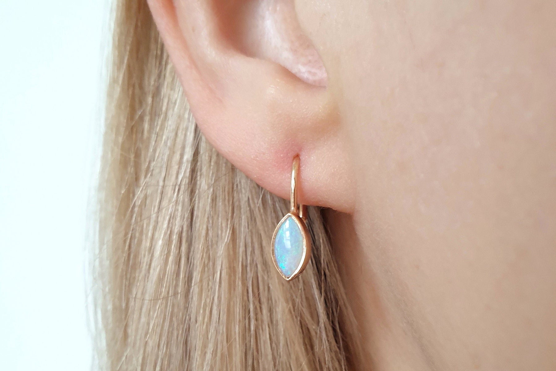 Zarte Jugendstil Ohrhänger mit Opal Edelstein, Ohrbrisur, 925 Sterling Silber Gelbgold oder Roségold vergoldet, Opal Cabochon Navette Form