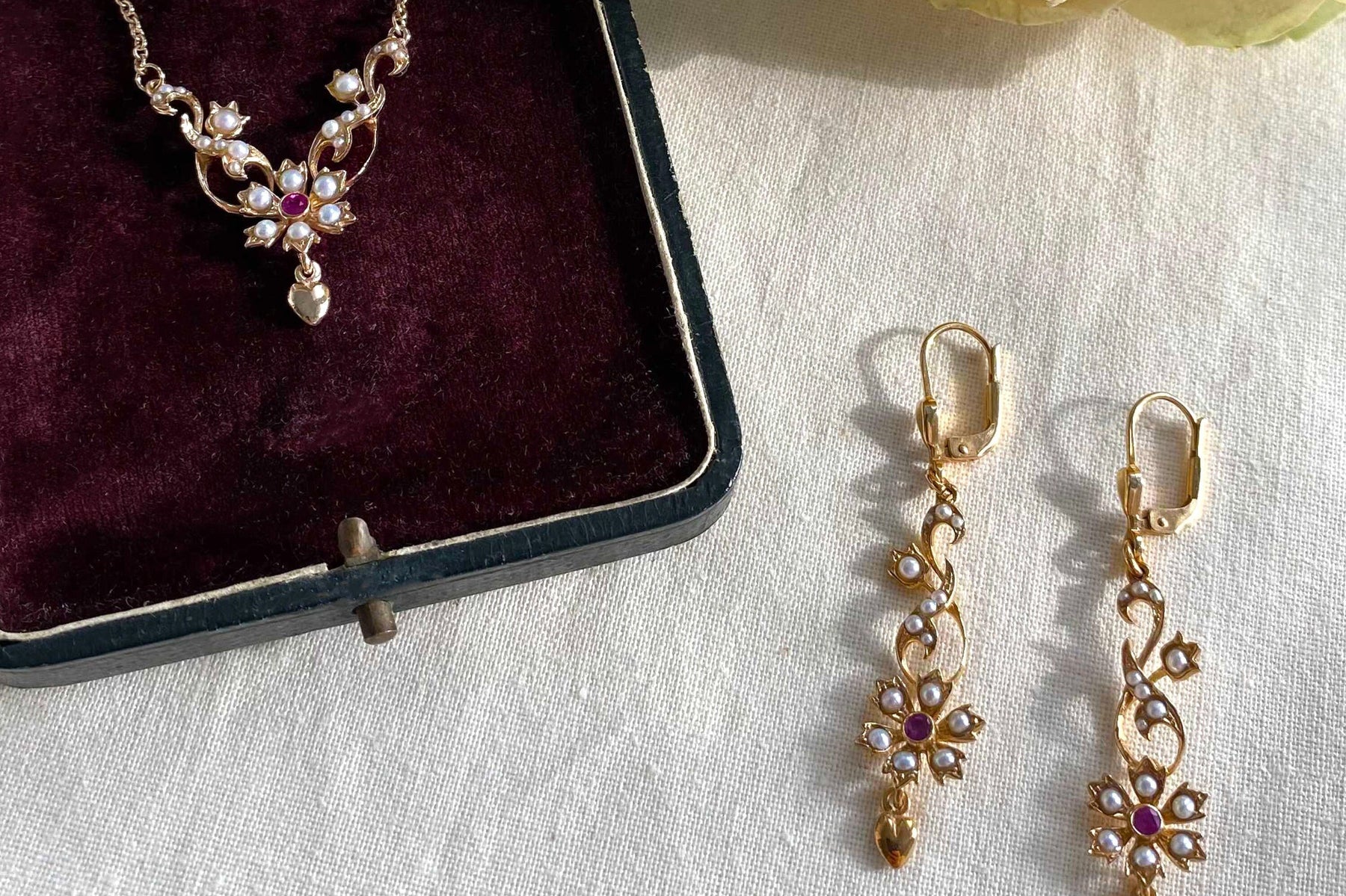 Jugendstilkette, Blütencollier, Blumenkette, 925 Silber Gelbgold vergoldet, Rubin, echte Halperlen, historische Blumenranke, Herz, prächtig